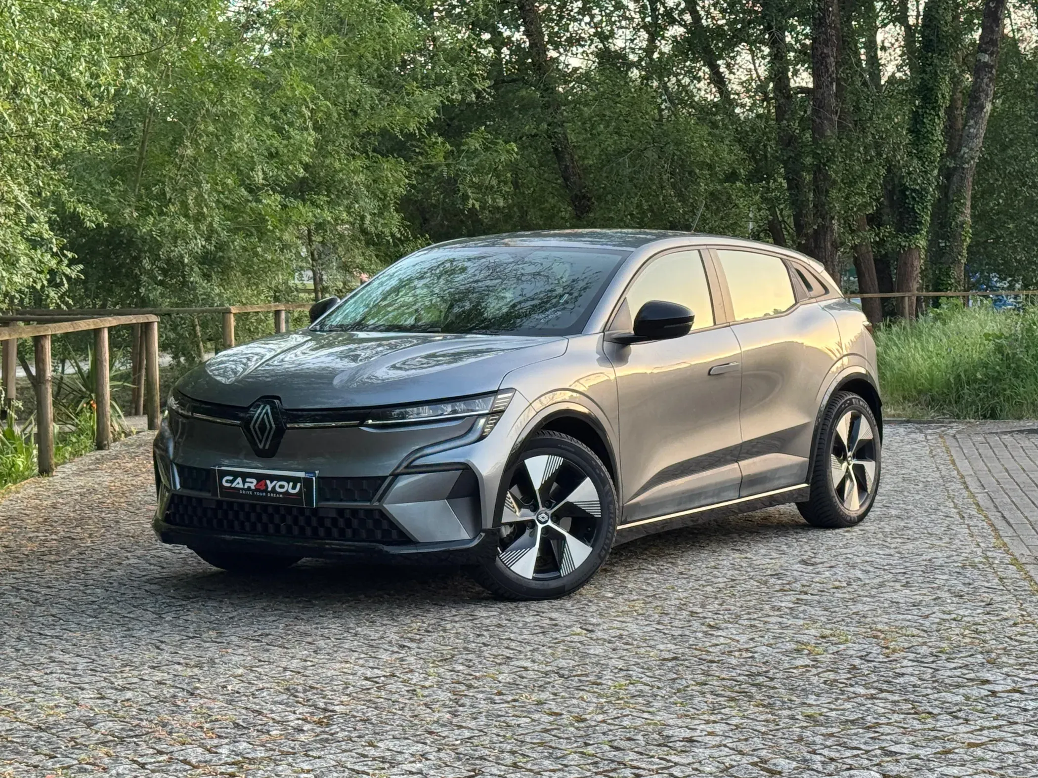 
								Renault Mégane E-Tech full									