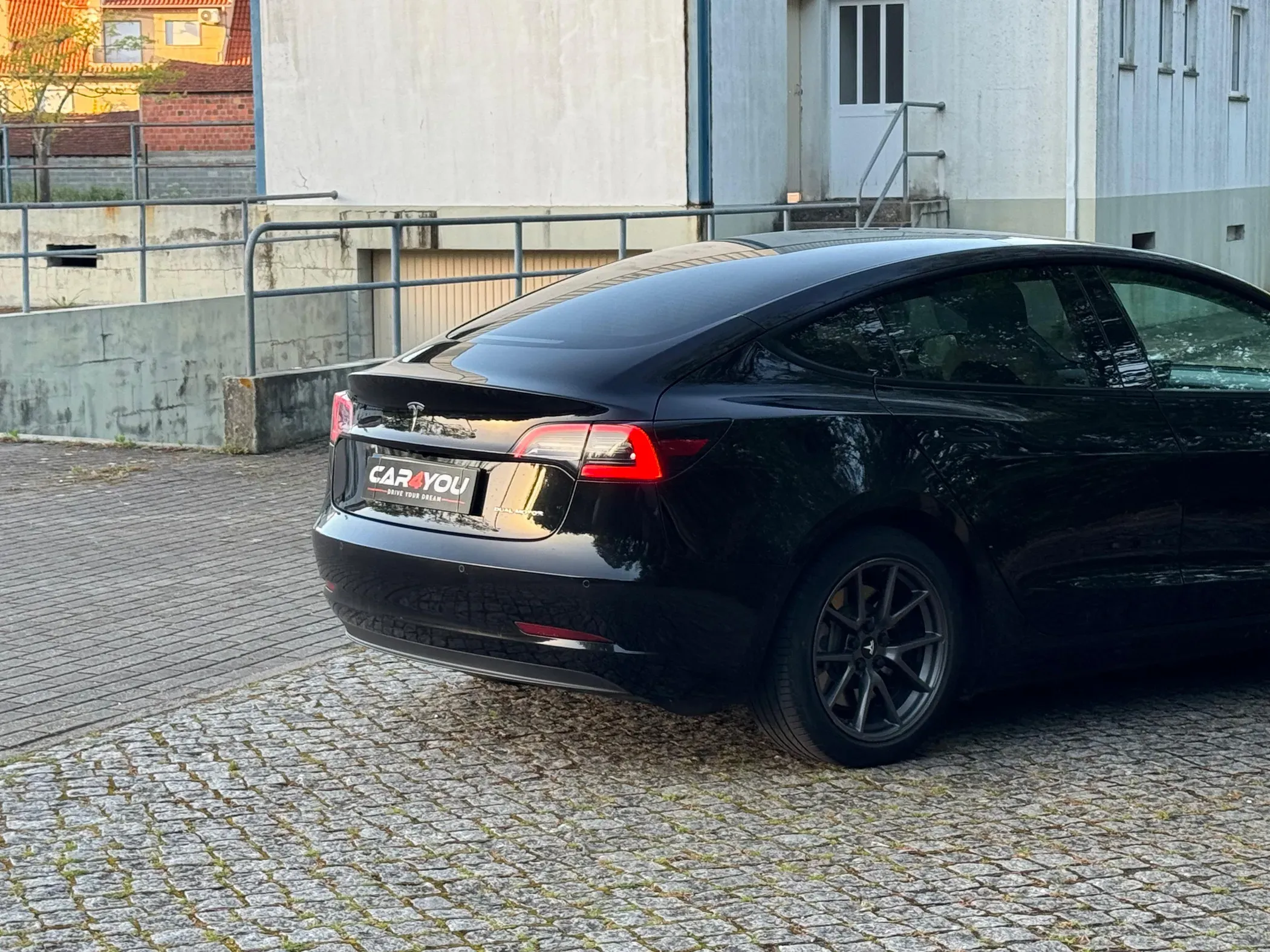 
								Tesla Model 3 full									