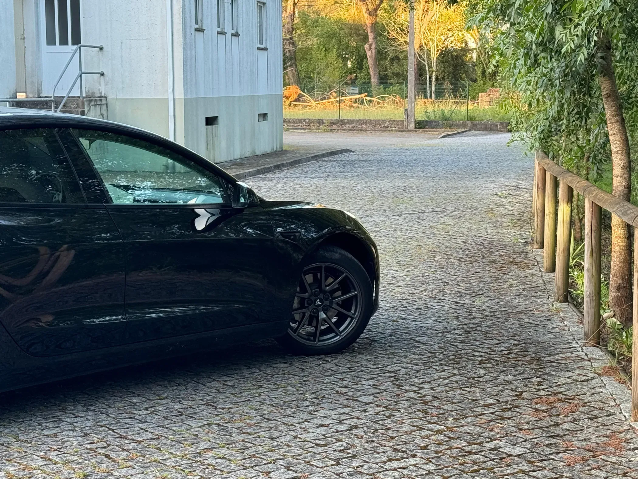 
								Tesla Model 3 full									