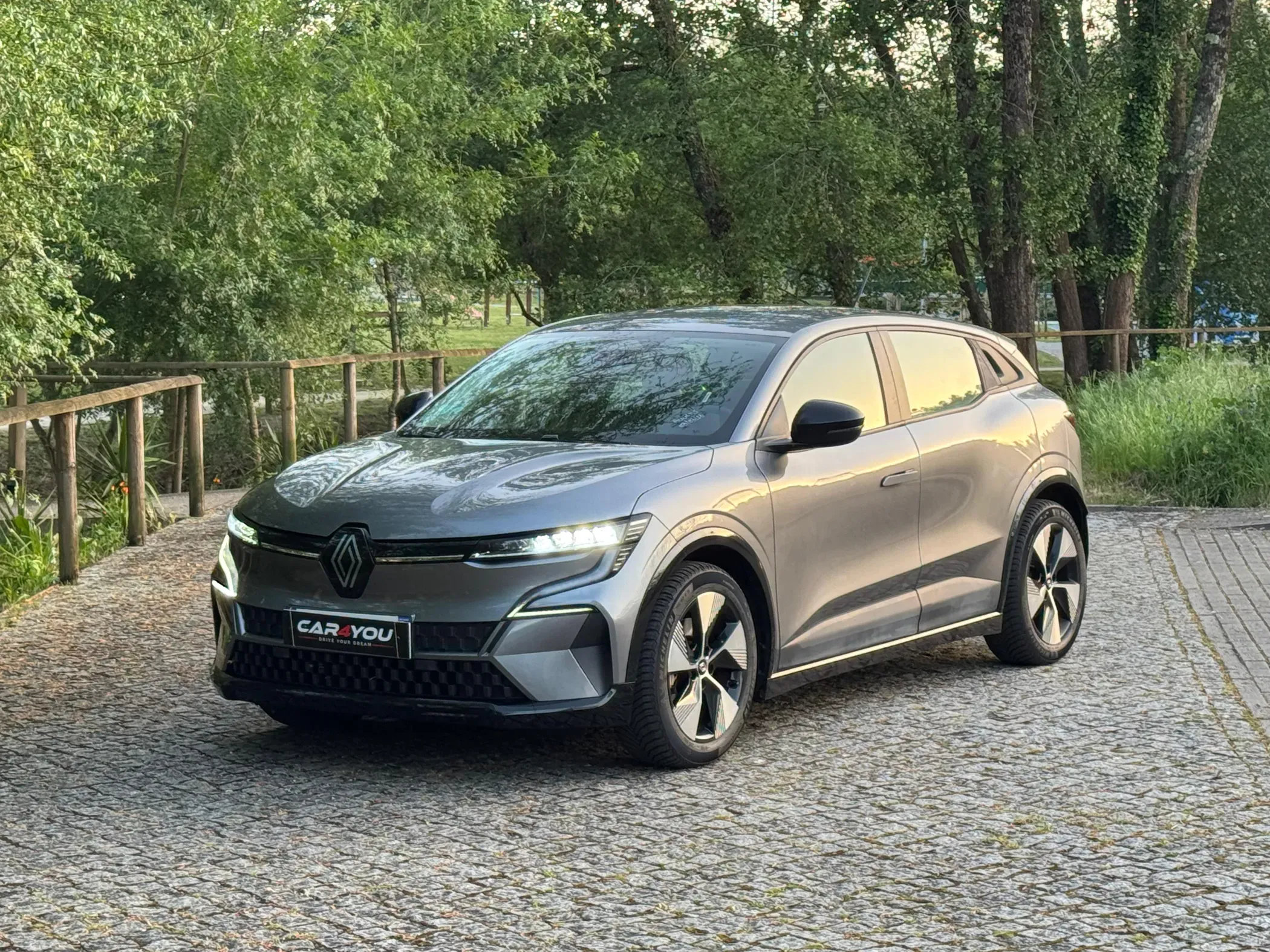 
								Renault Mégane E-Tech full									