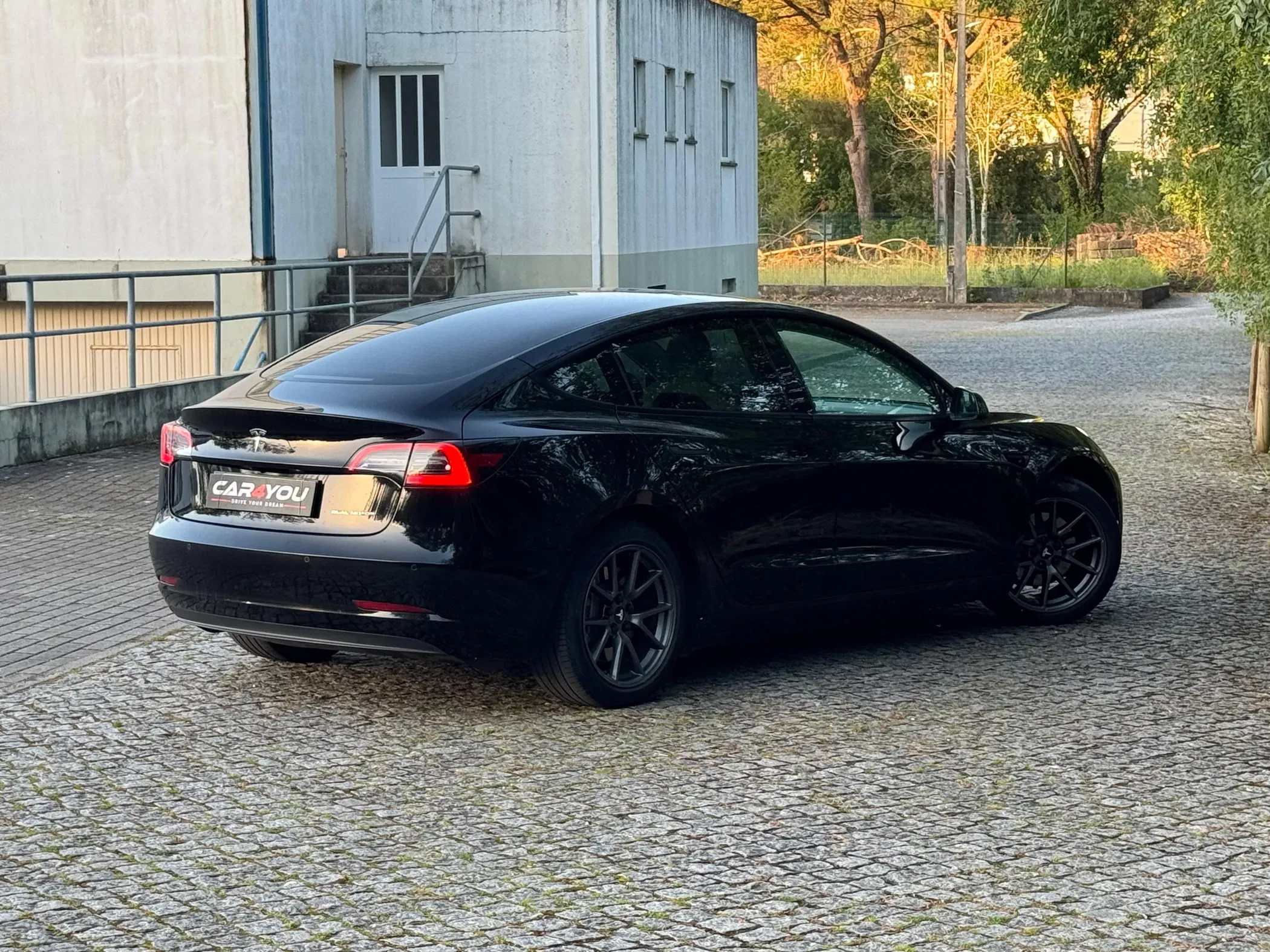 
								Tesla Model 3 full									