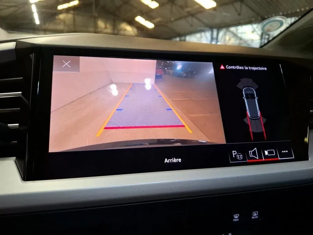 
								Audi Q4 e-tron full									