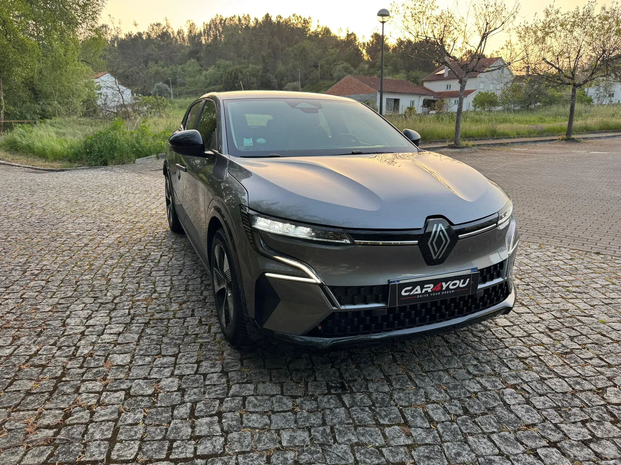 
								Renault Mégane E-Tech full									