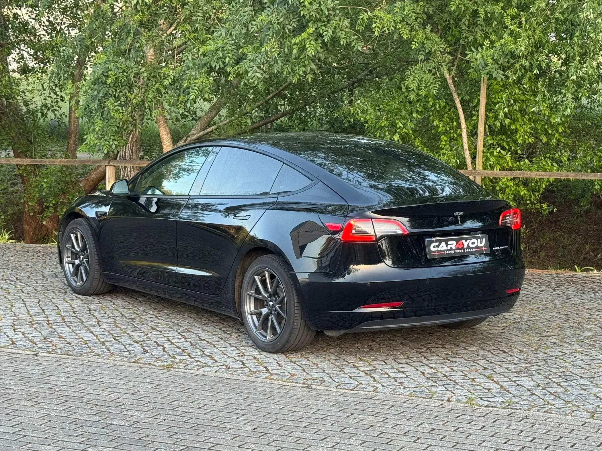 
								Tesla Model 3 full									