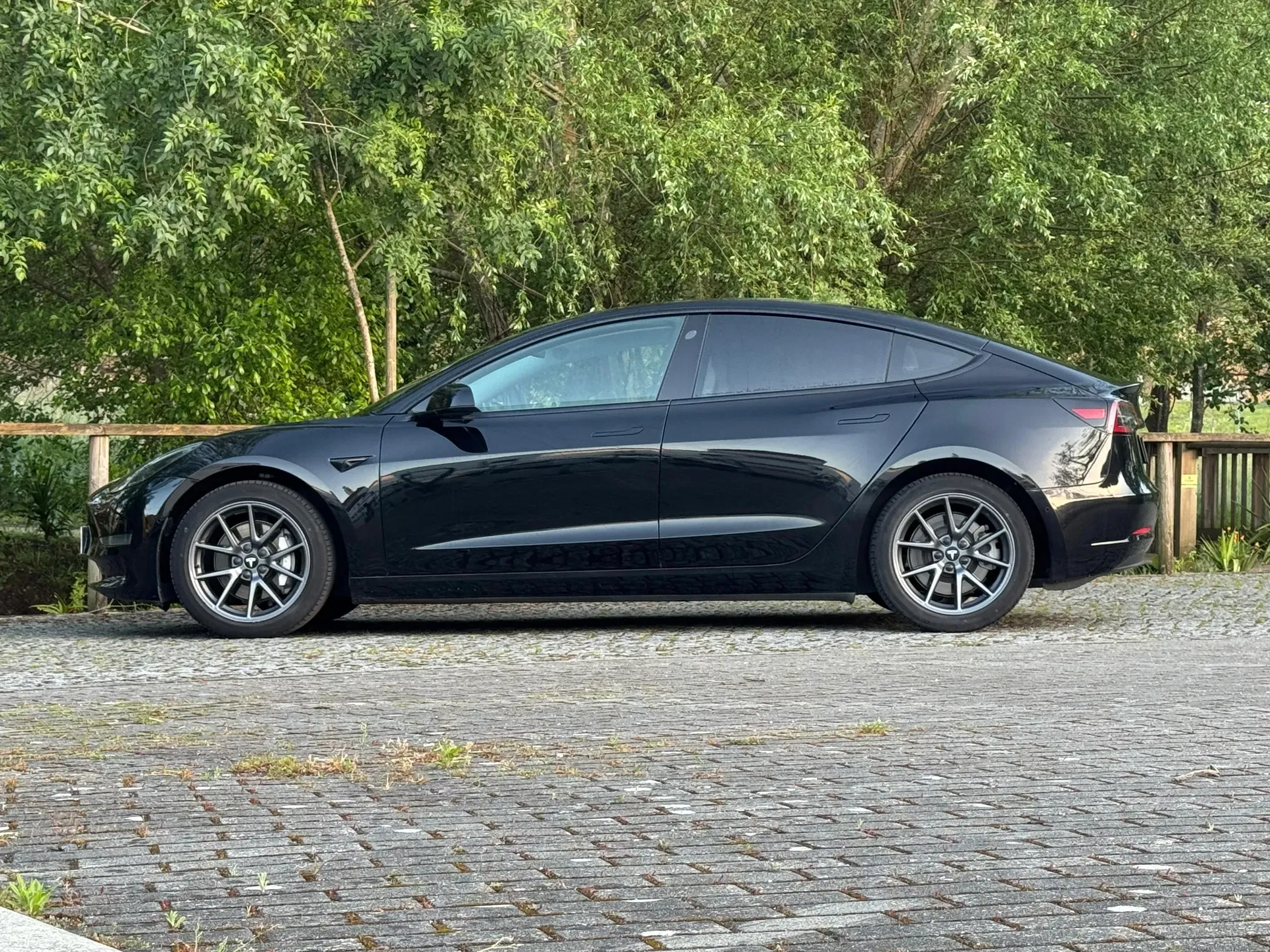 
								Tesla Model 3 full									