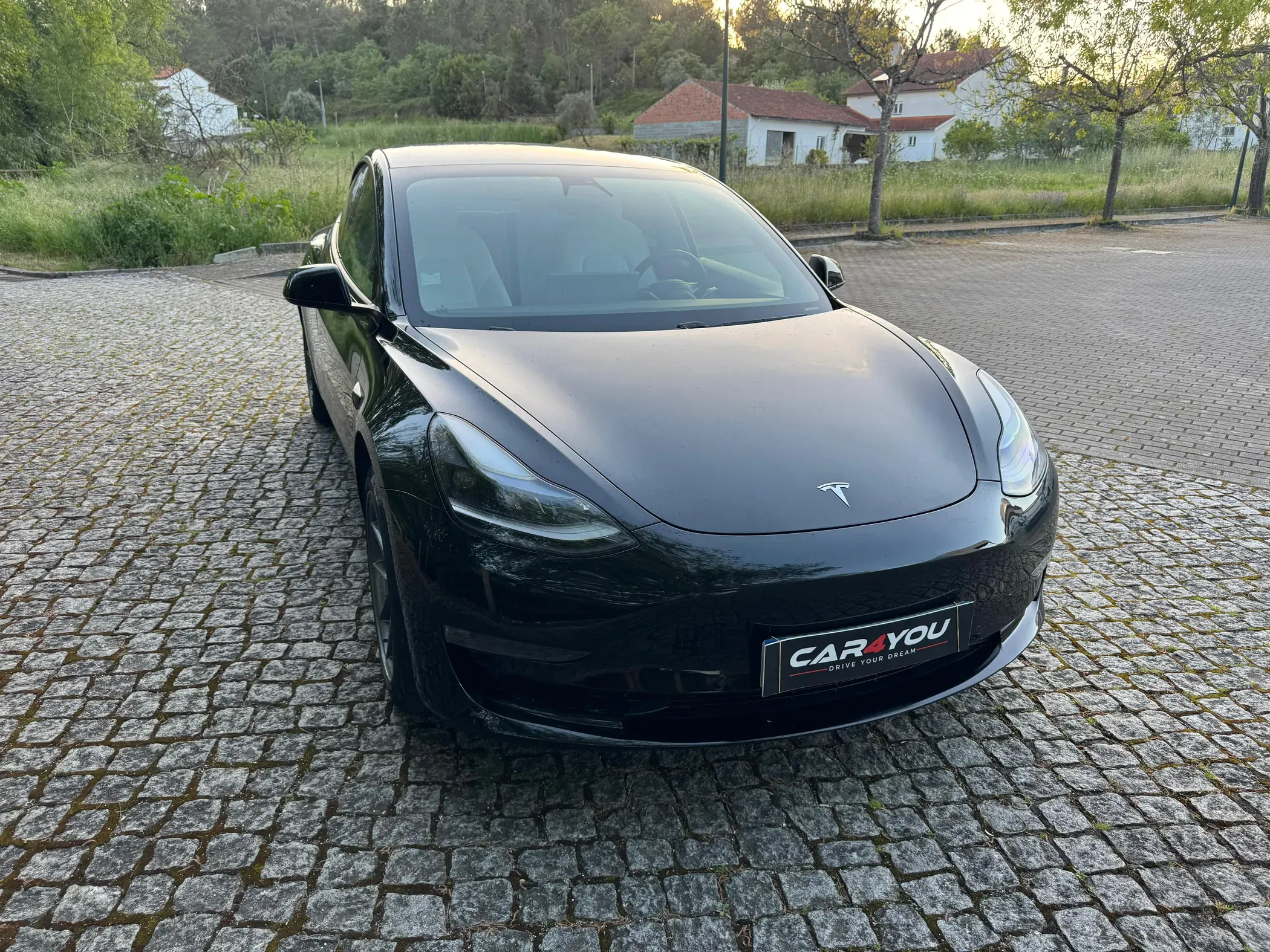 
								Tesla Model 3 full									