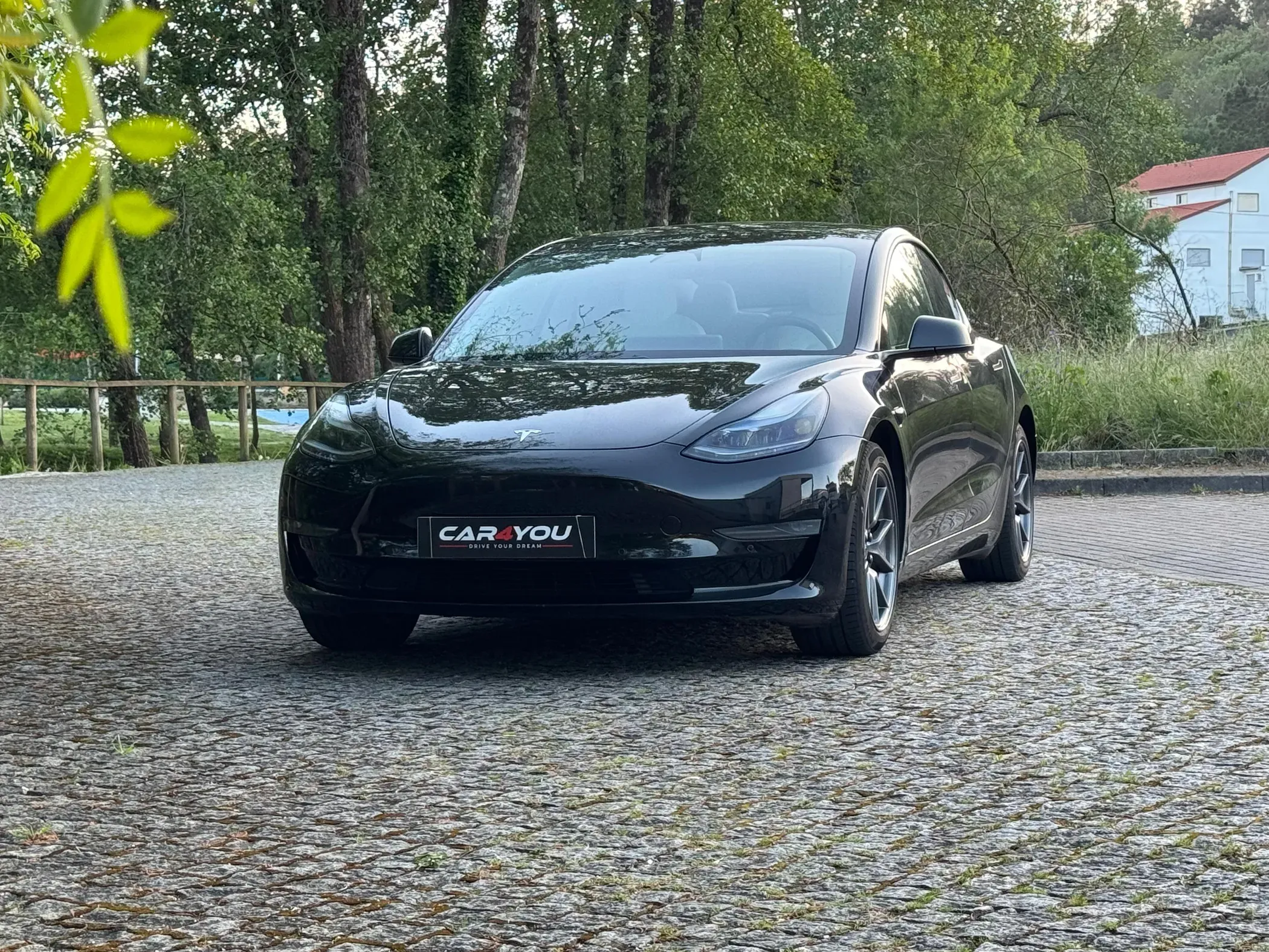 
								Tesla Model 3 full									