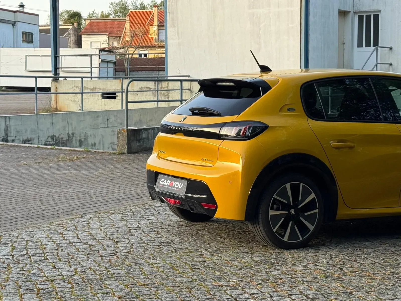 
								Peugeot e-208 full									