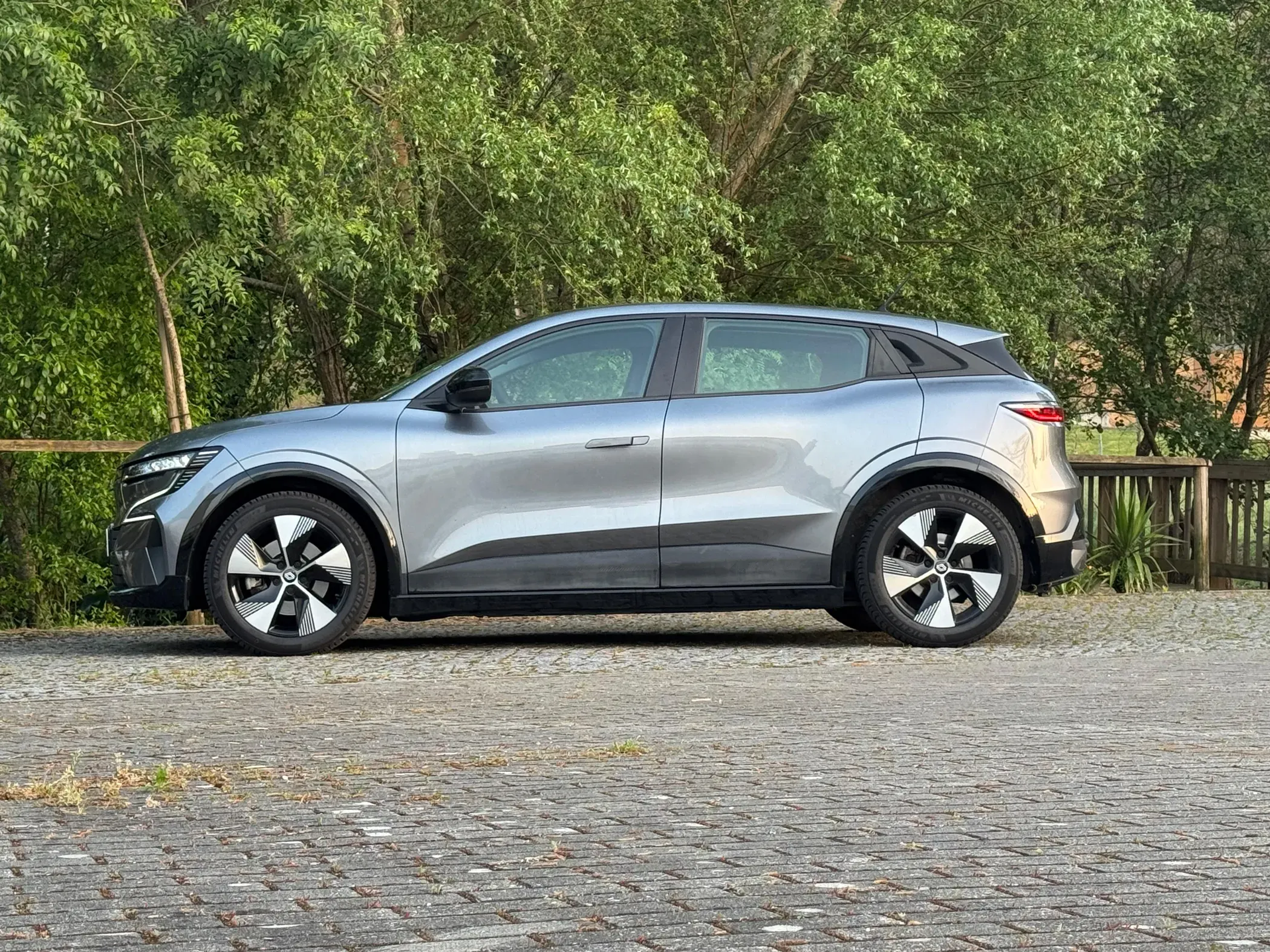 
								Renault Mégane E-Tech full									