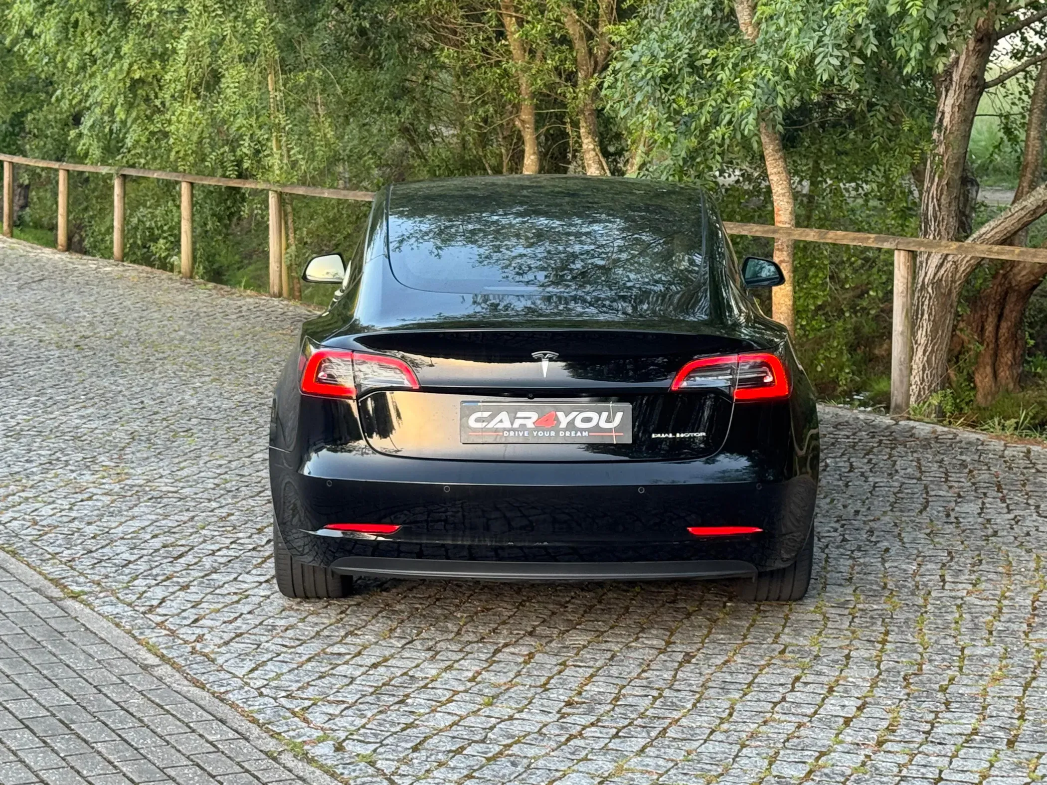 
								Tesla Model 3 full									
