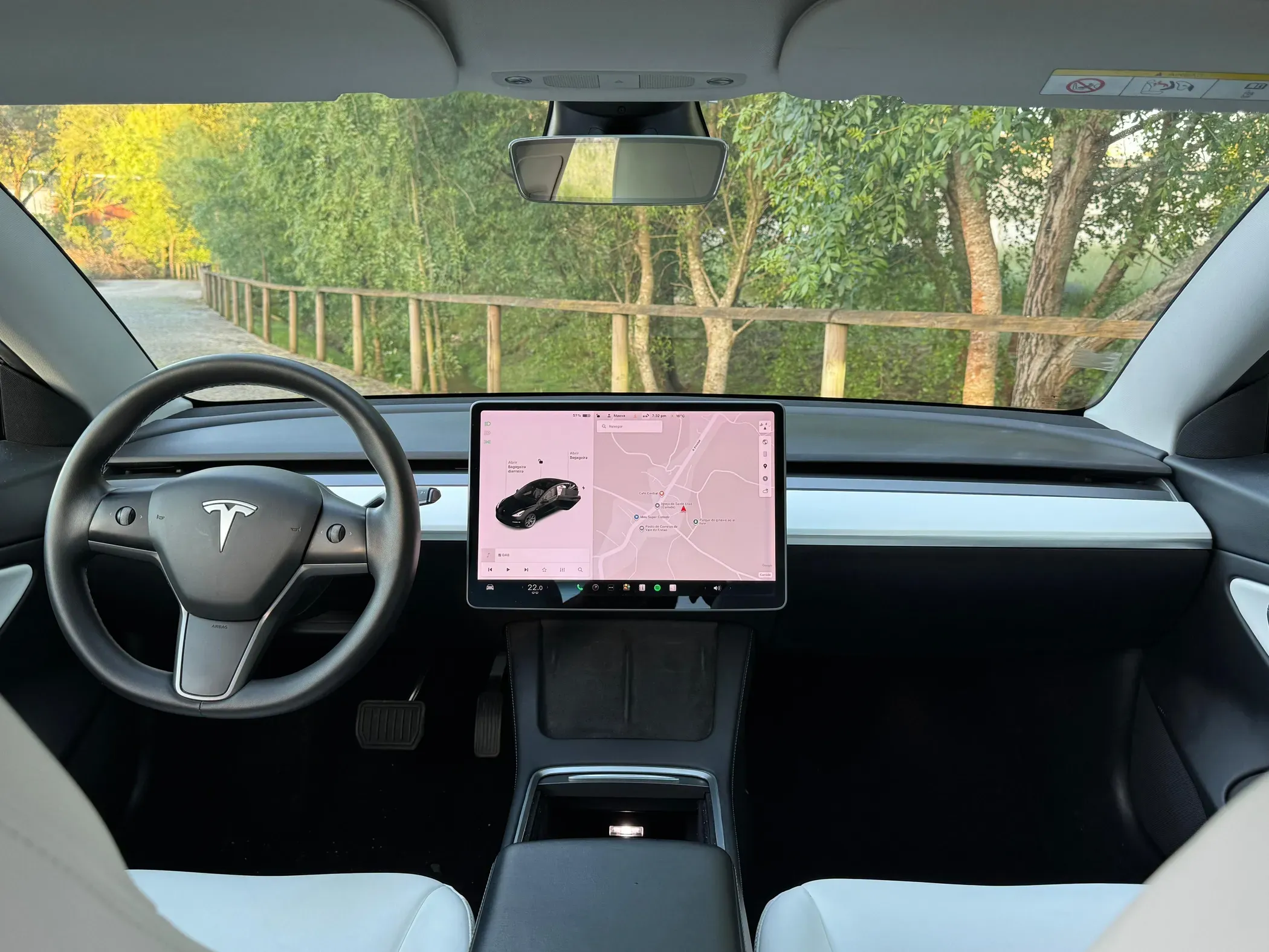 
								Tesla Model 3 full									