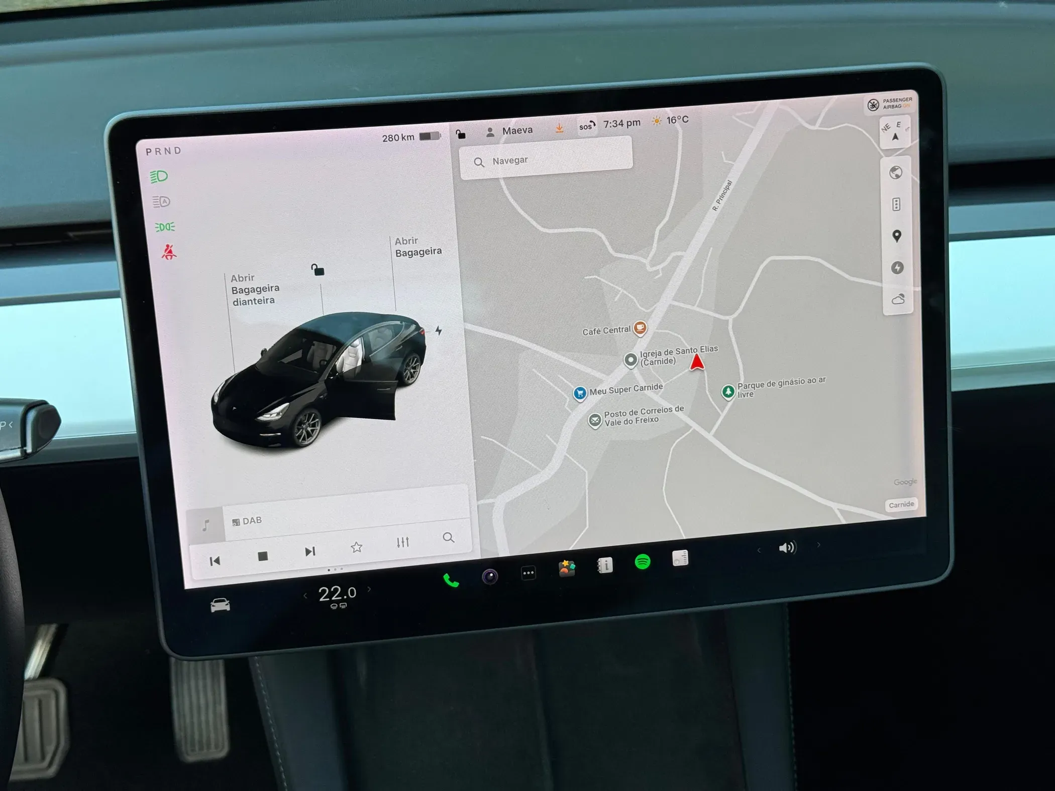 
								Tesla Model 3 full									