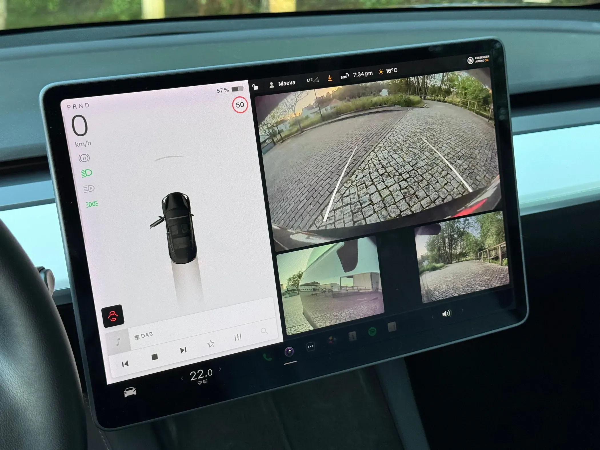 
								Tesla Model 3 full									