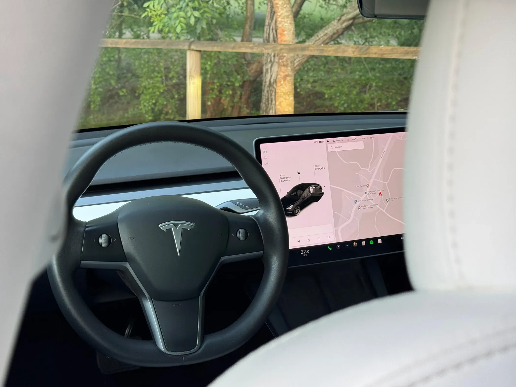 
								Tesla Model 3 full									