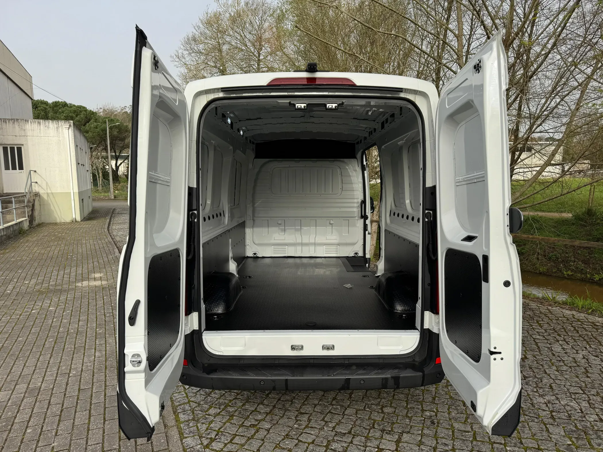 
								Maxus eDeliver full									