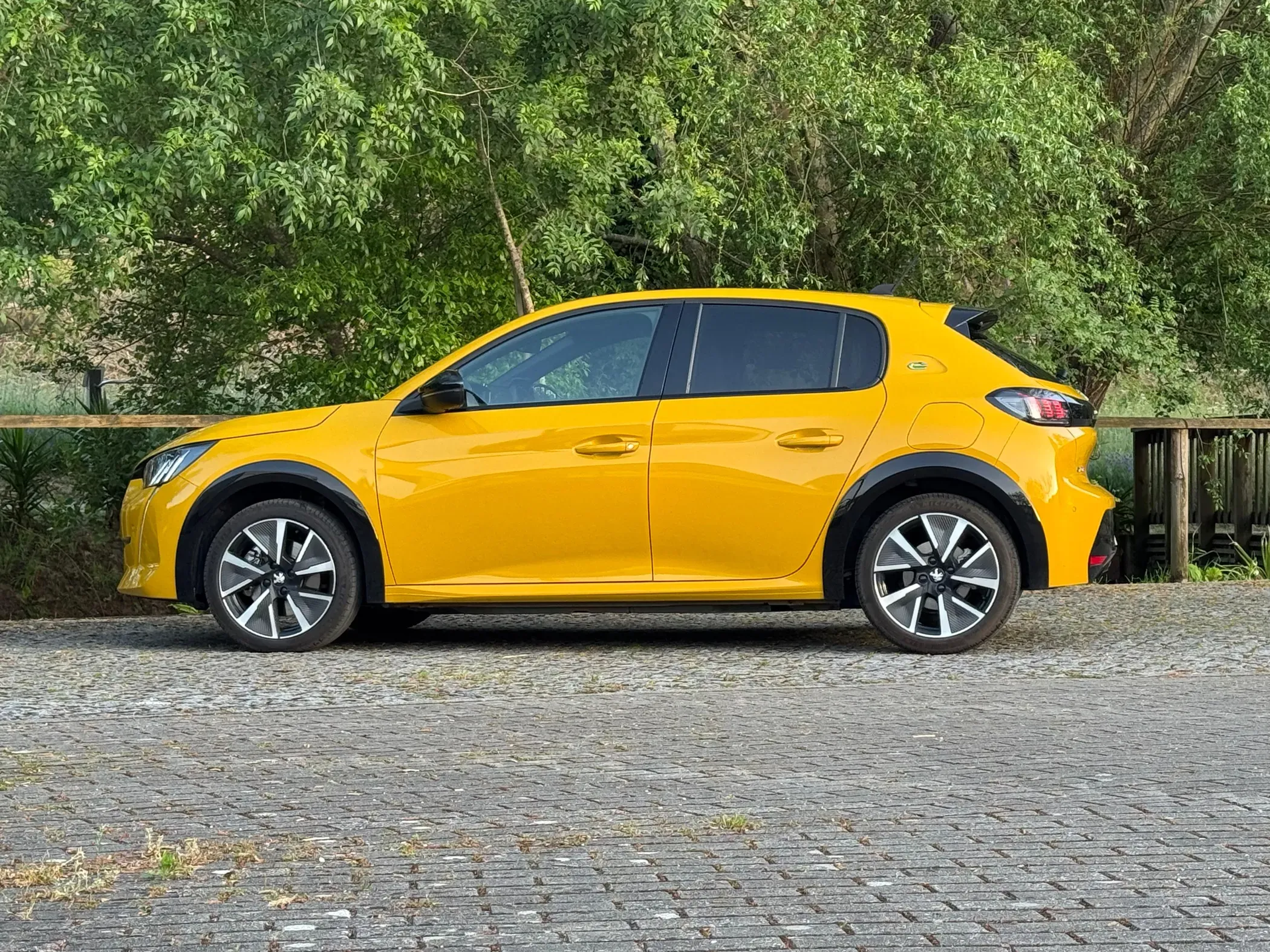 
								Peugeot e-208 full									