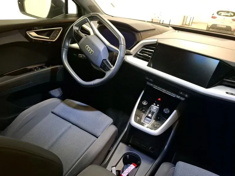 
								Audi Q4 e-tron full									