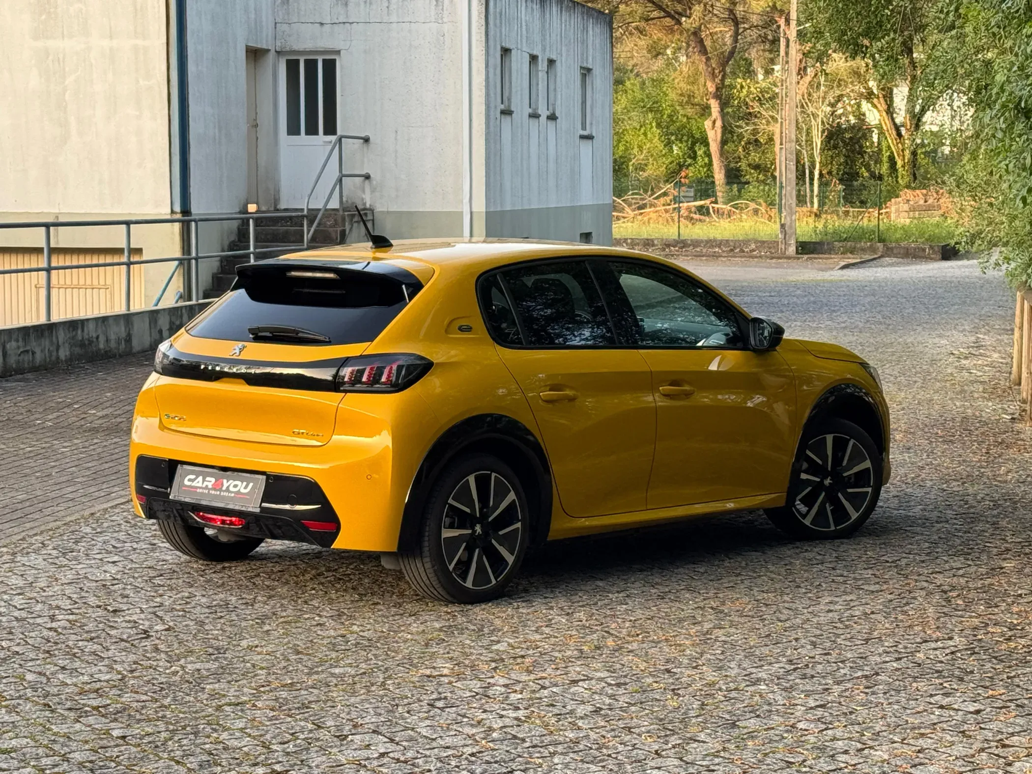 
								Peugeot e-208 full									