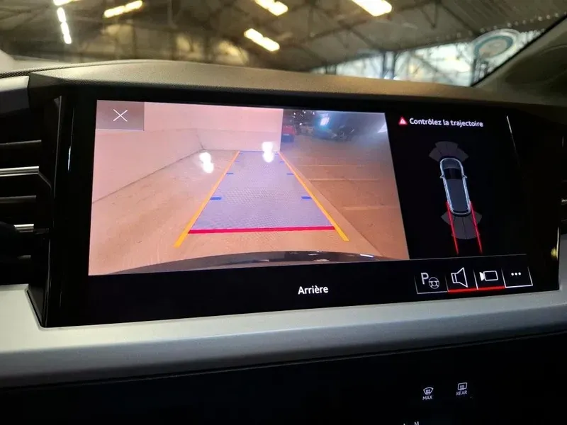 
								Audi Q4 e-tron full									