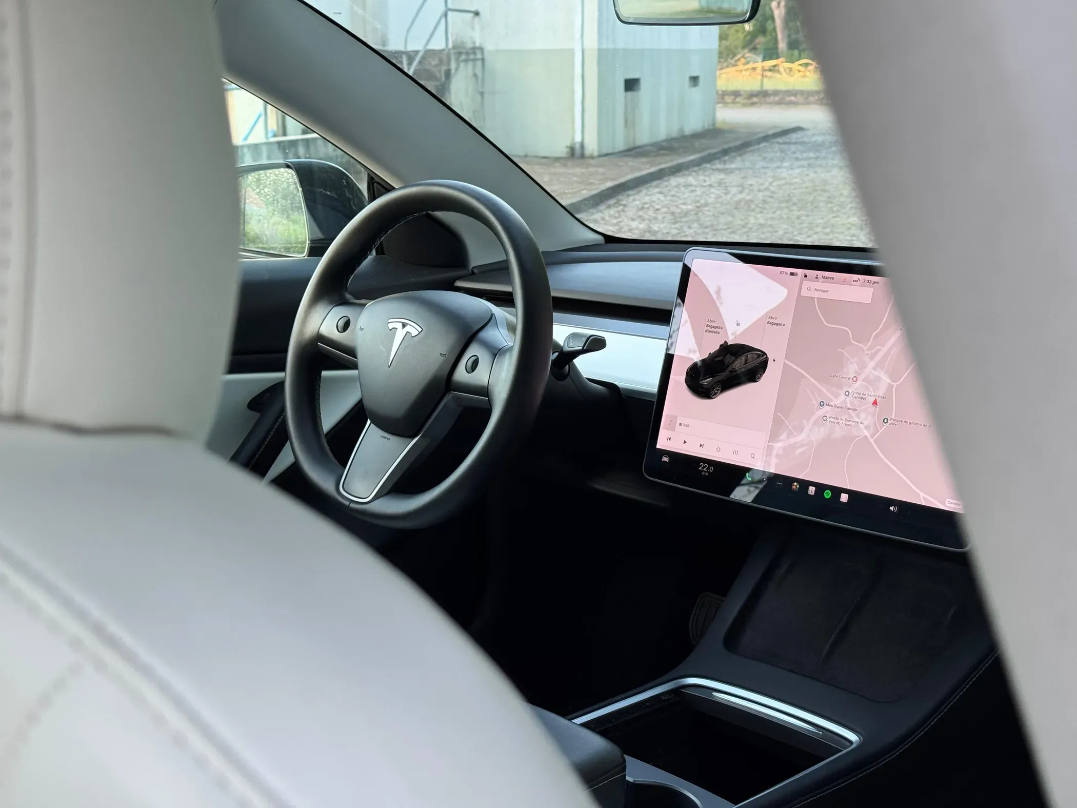 
								Tesla Model 3 full									