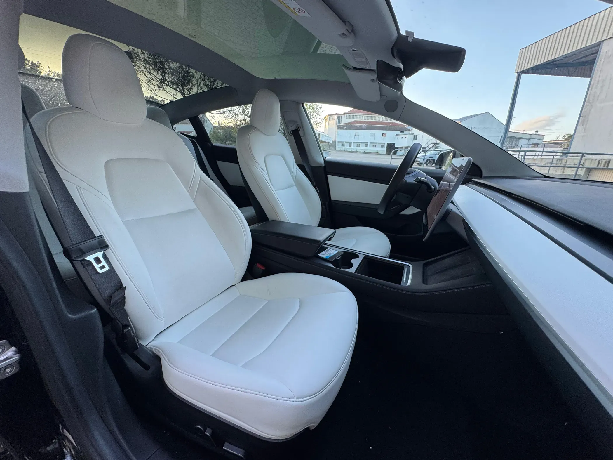 
								Tesla Model 3 full									