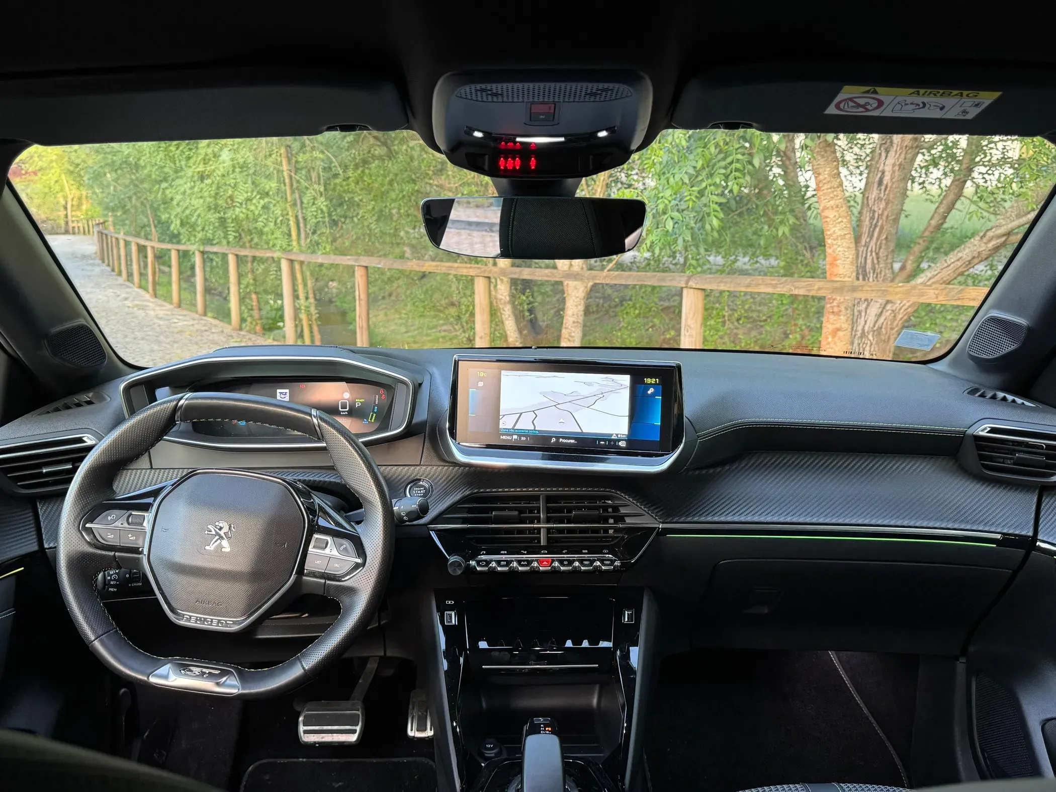 
								Peugeot e-208 full									