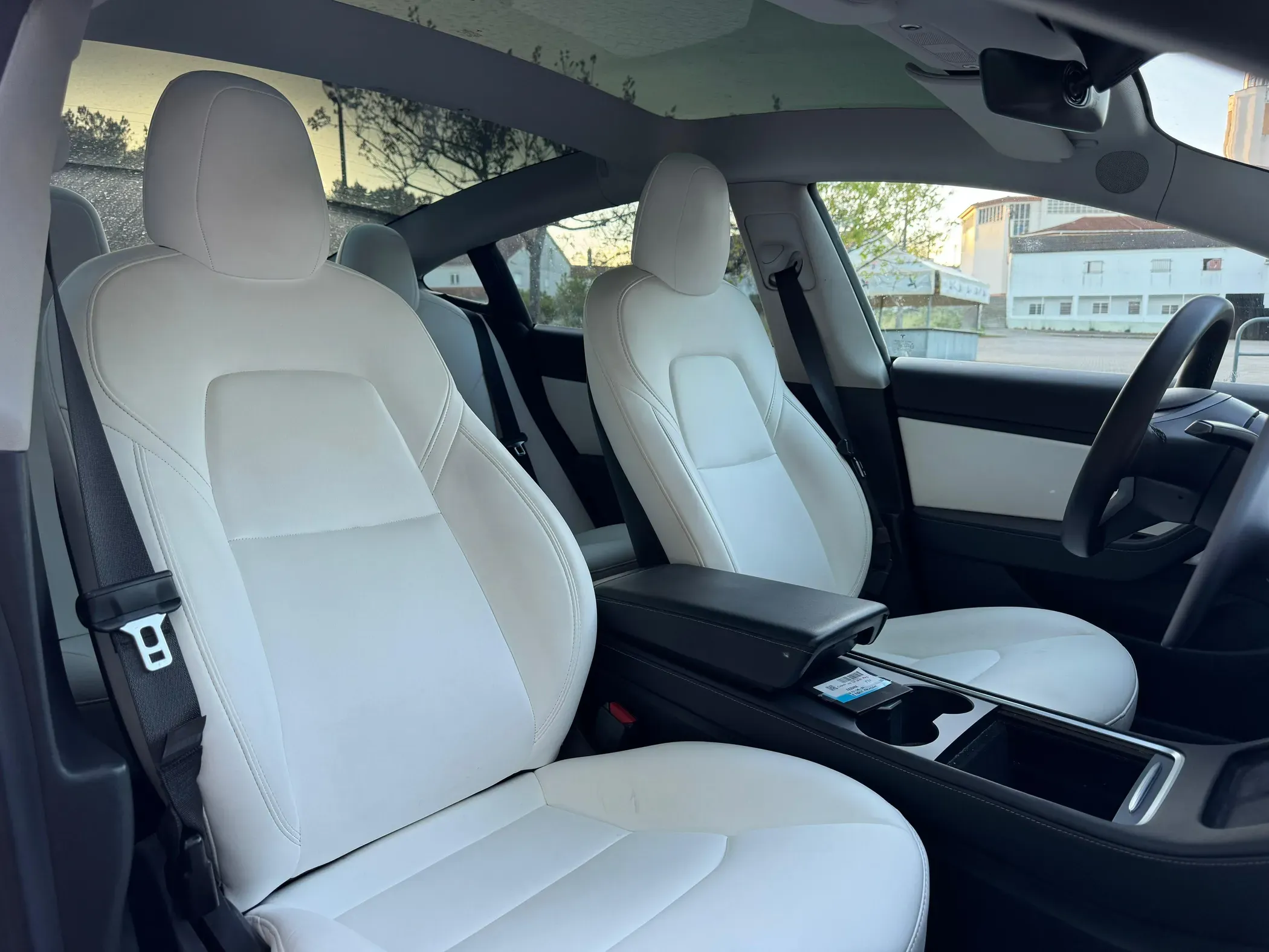 
								Tesla Model 3 full									