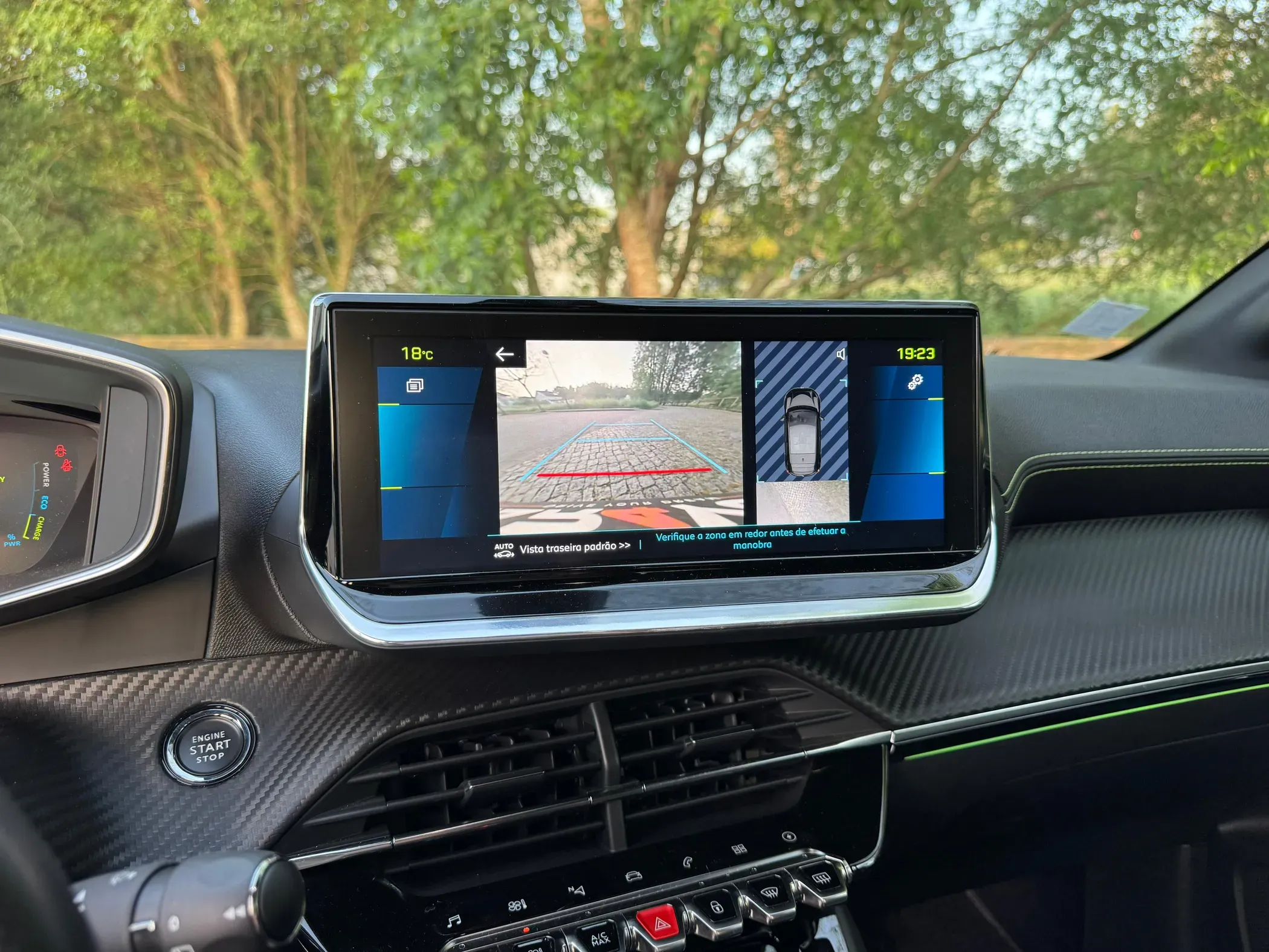 
								Peugeot e-208 full									