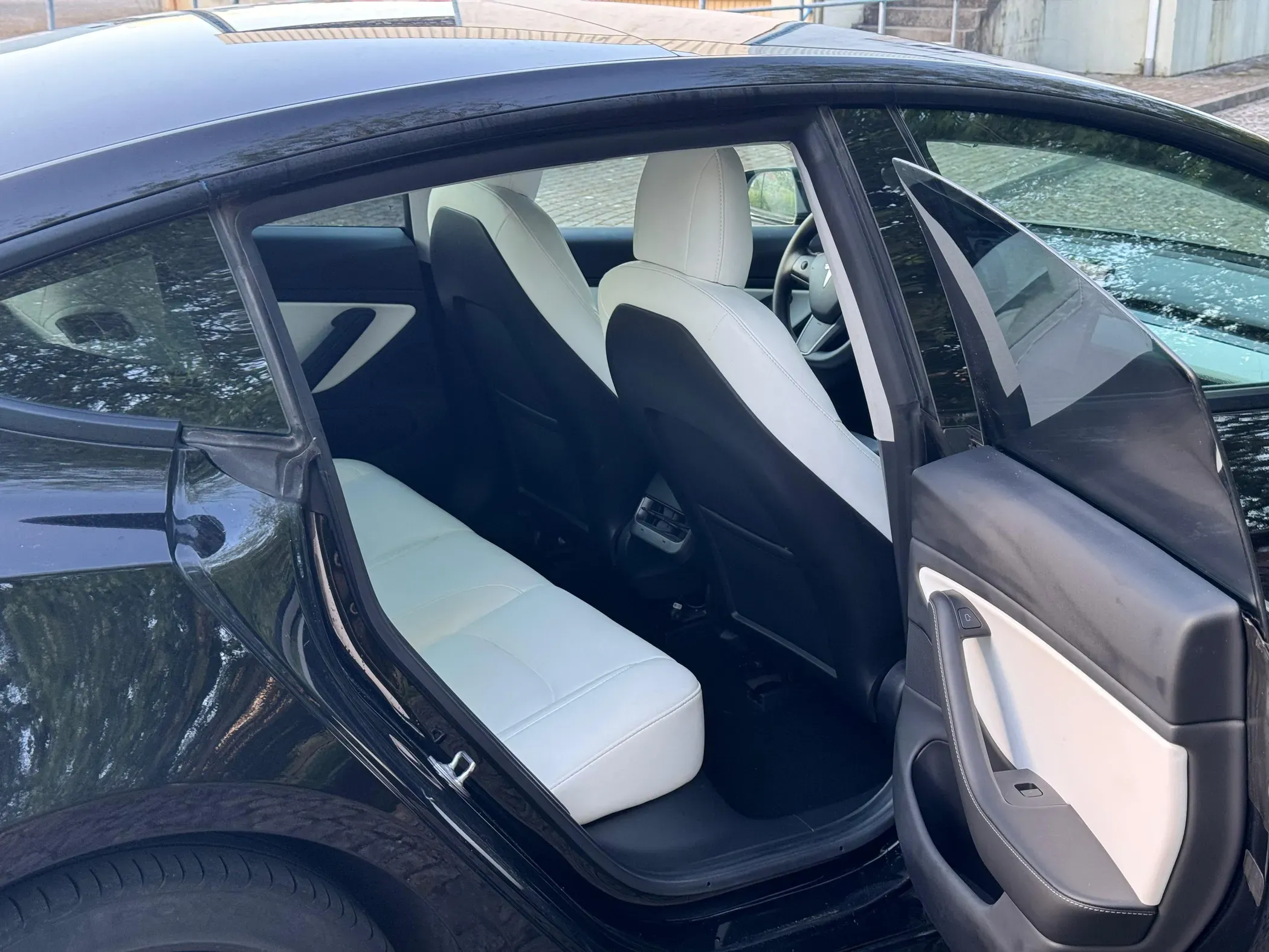 
								Tesla Model 3 full									