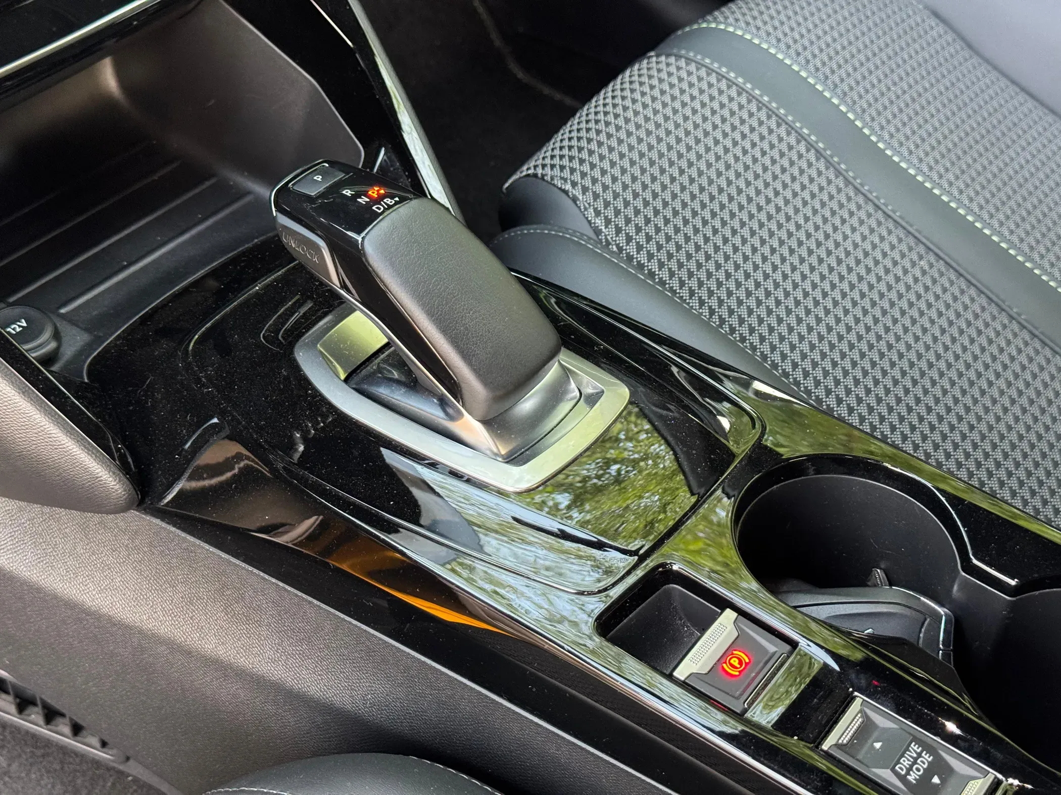 
								Peugeot e-208 full									