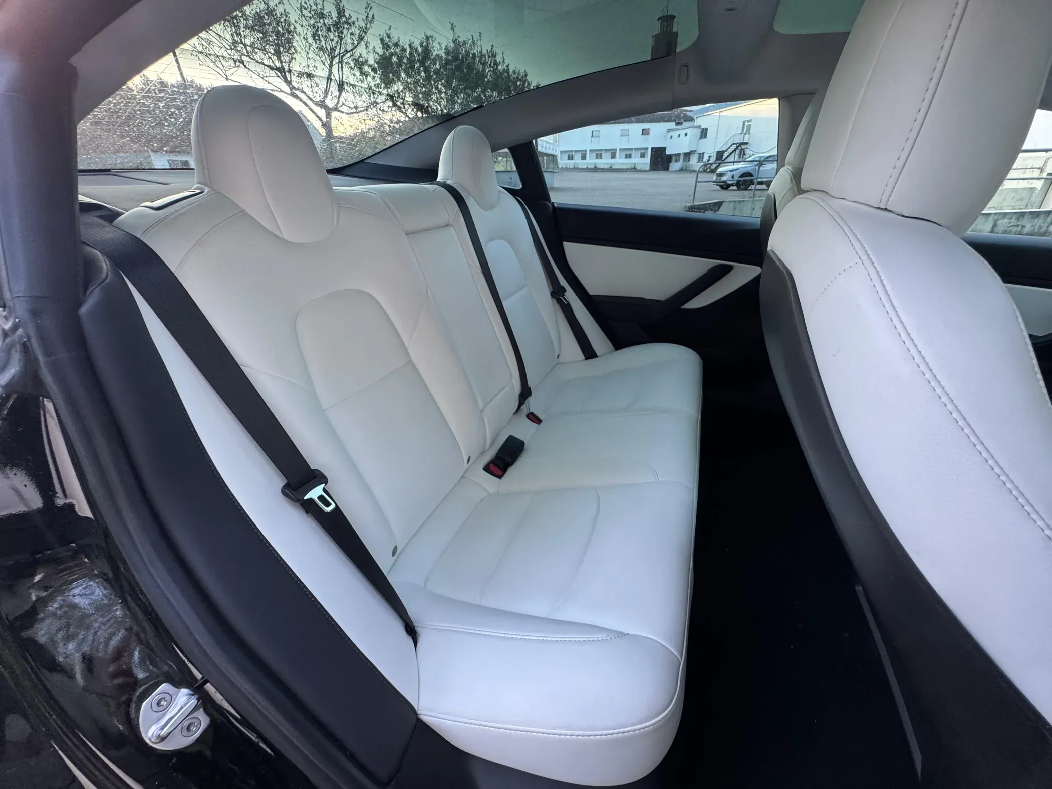 
								Tesla Model 3 full									