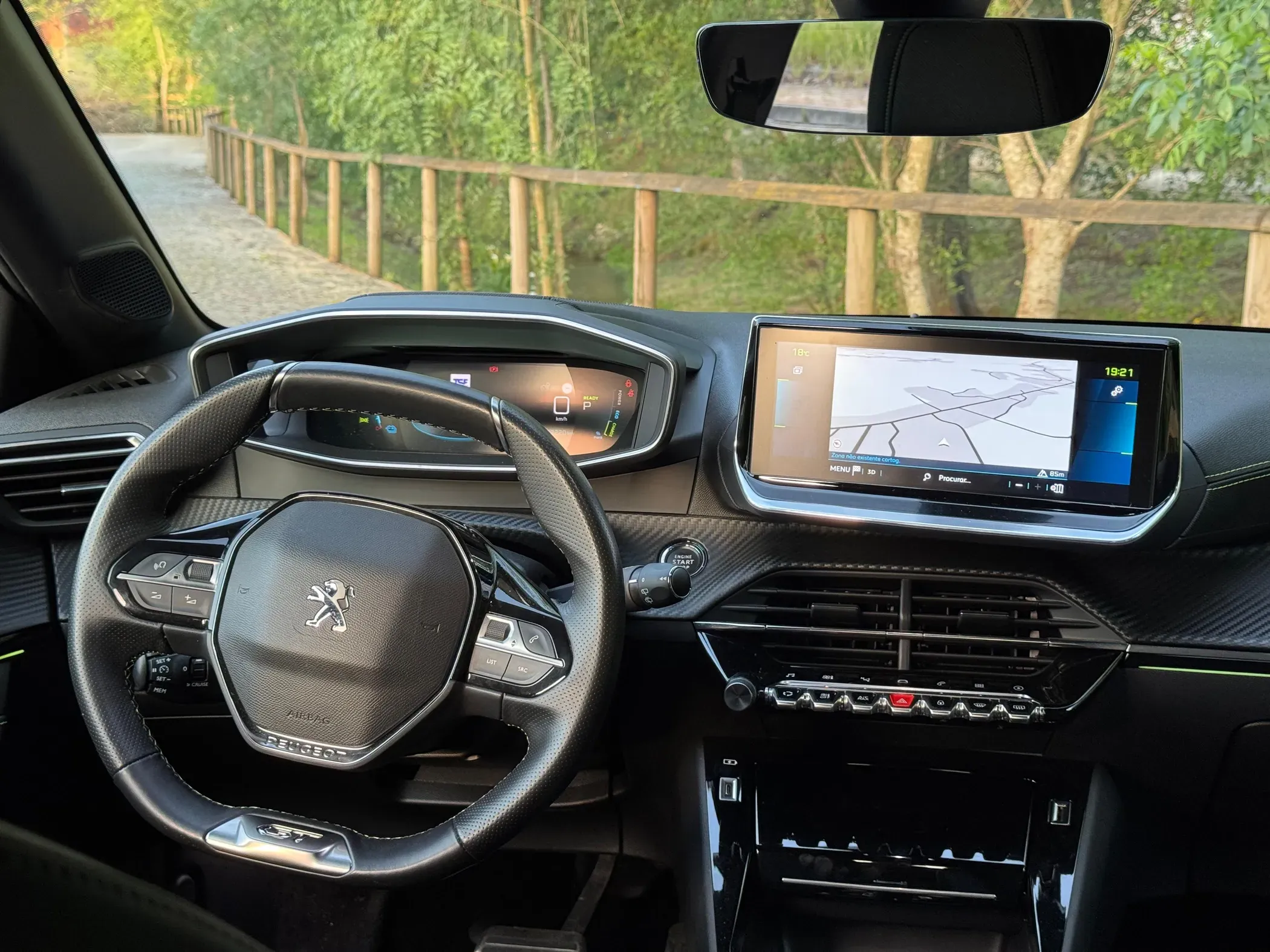 
								Peugeot e-208 full									