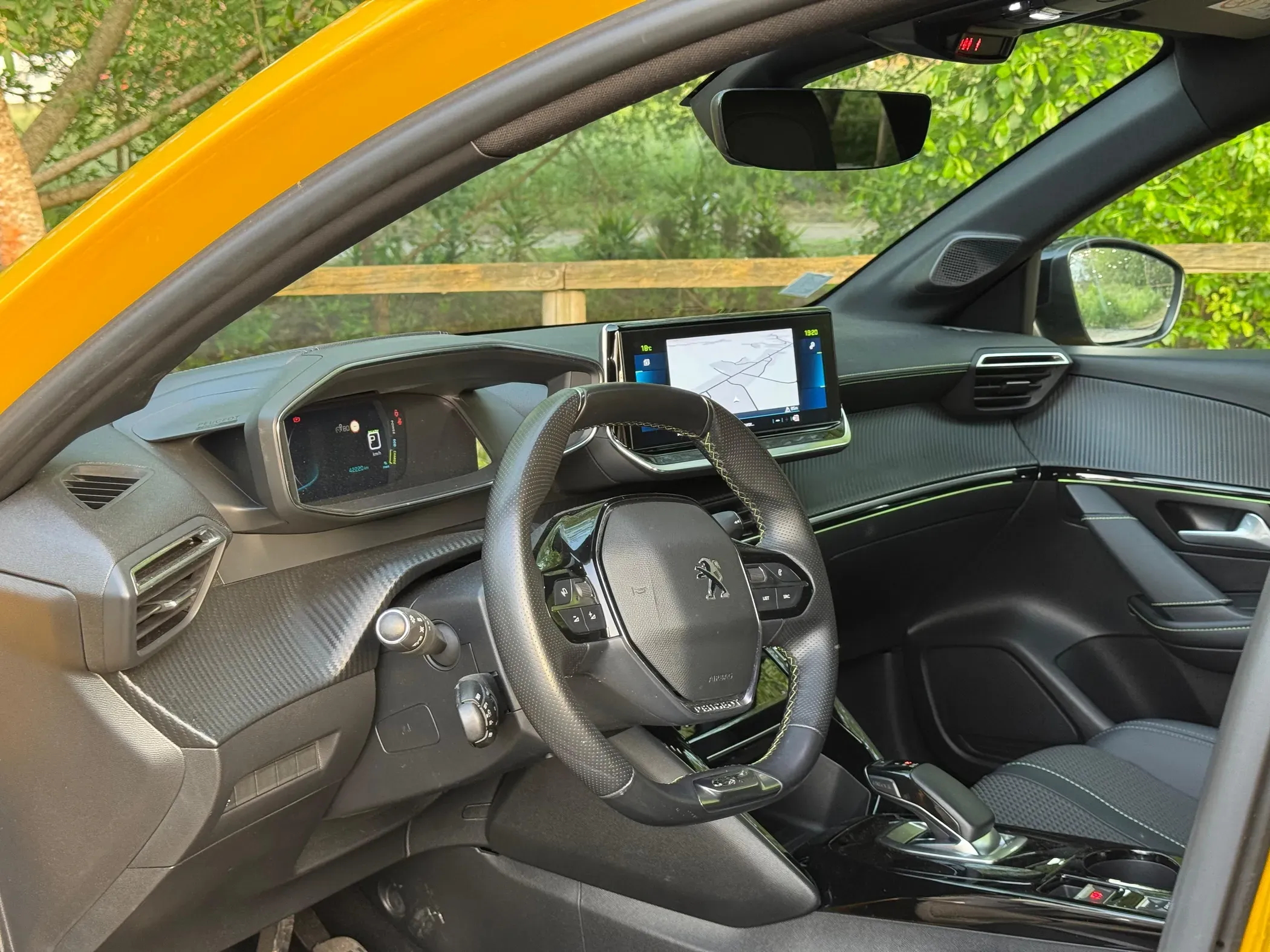 
								Peugeot e-208 full									