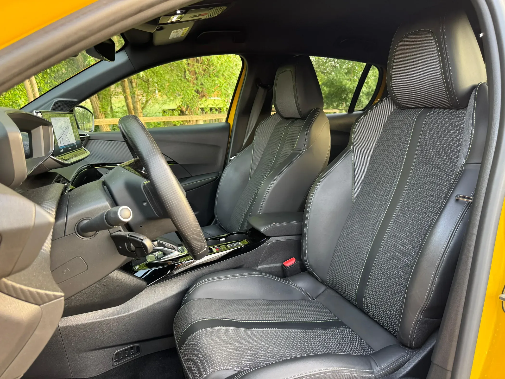 
								Peugeot e-208 full									