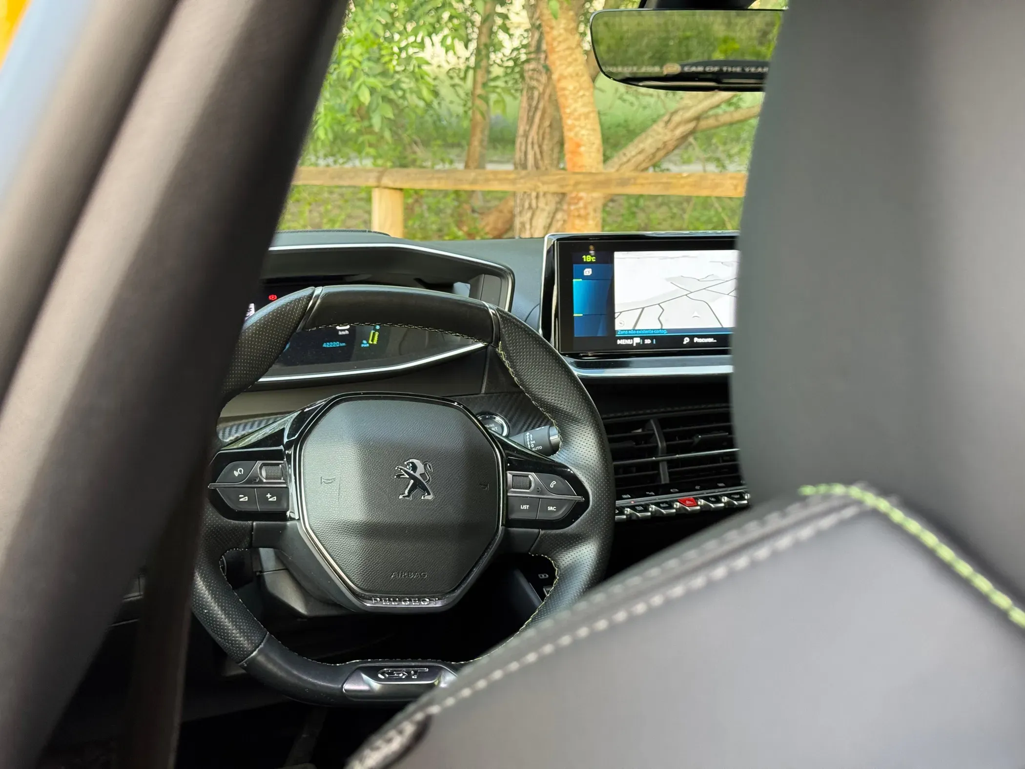 
								Peugeot e-208 full									