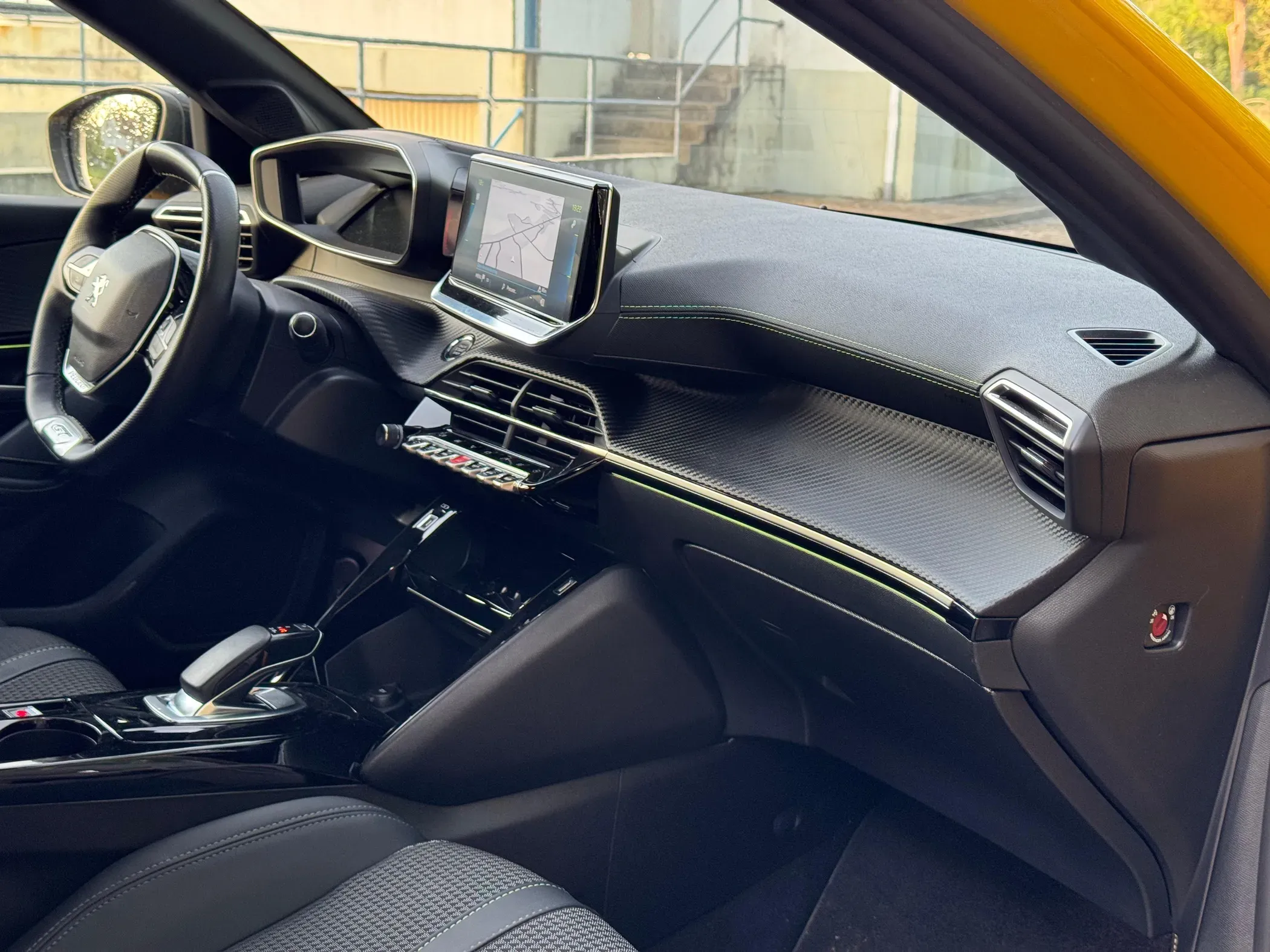 
								Peugeot e-208 full									