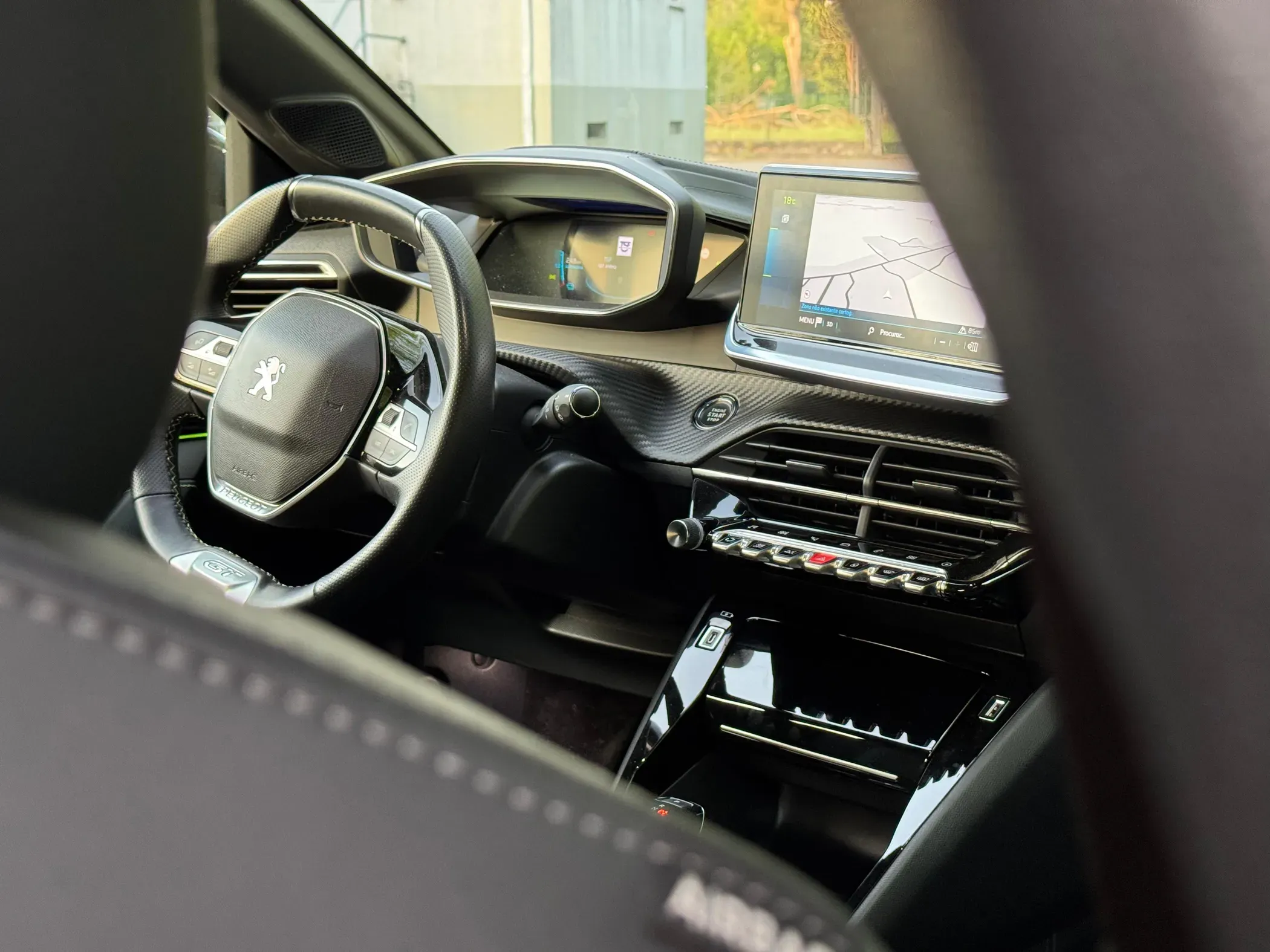 
								Peugeot e-208 full									