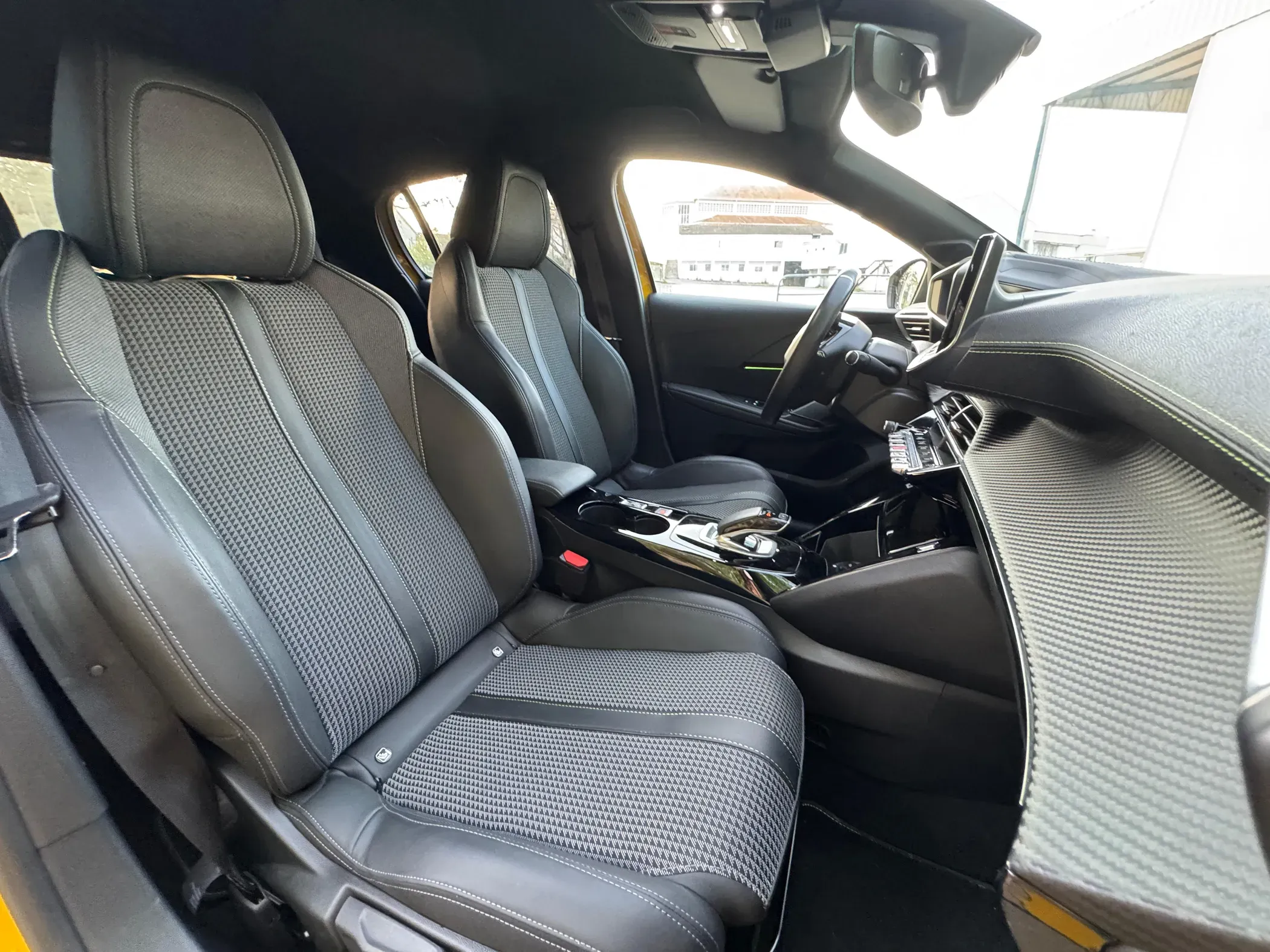 
								Peugeot e-208 full									