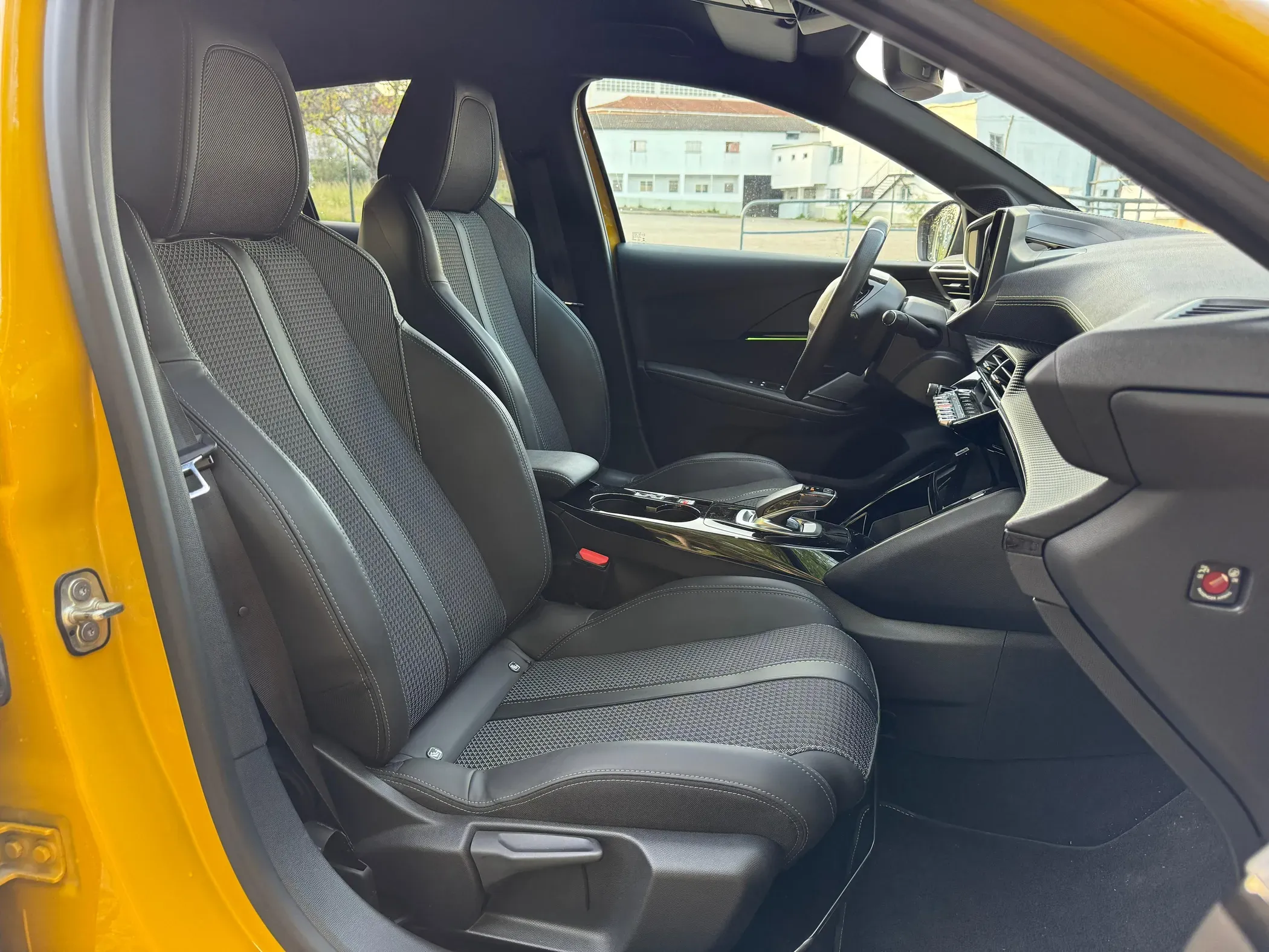
								Peugeot e-208 full									