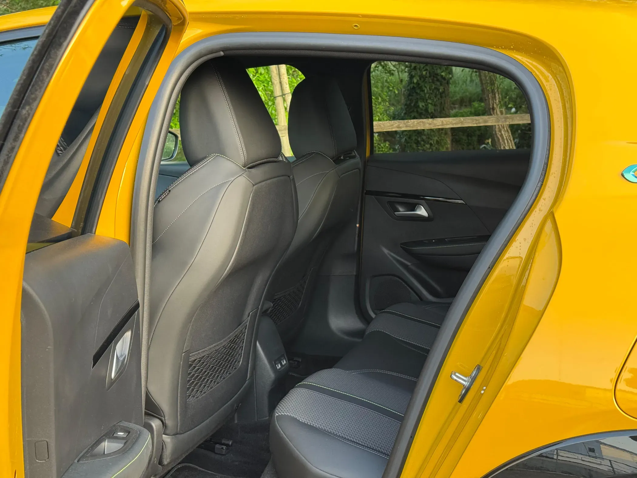 
								Peugeot e-208 full									
