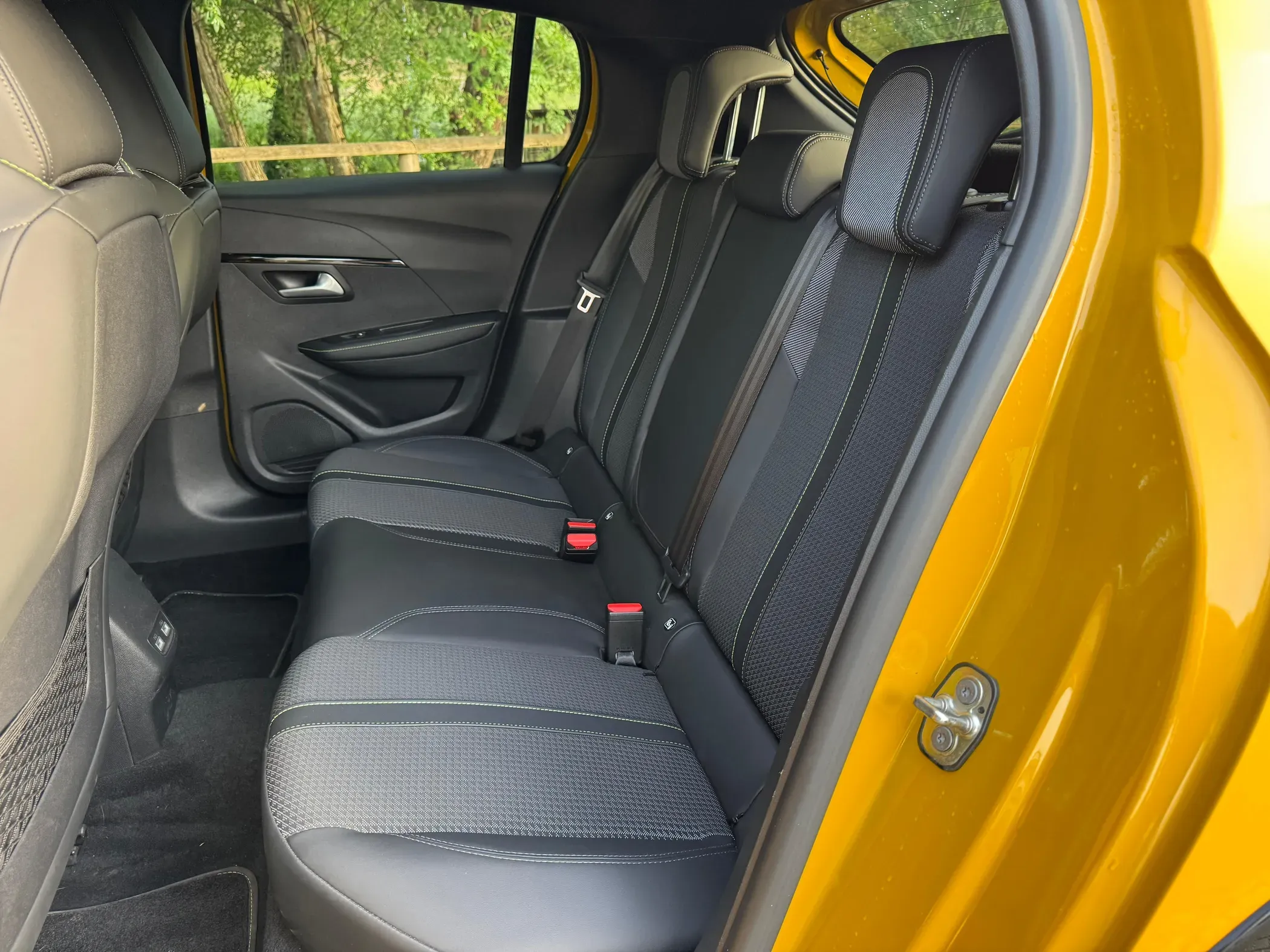 
								Peugeot e-208 full									