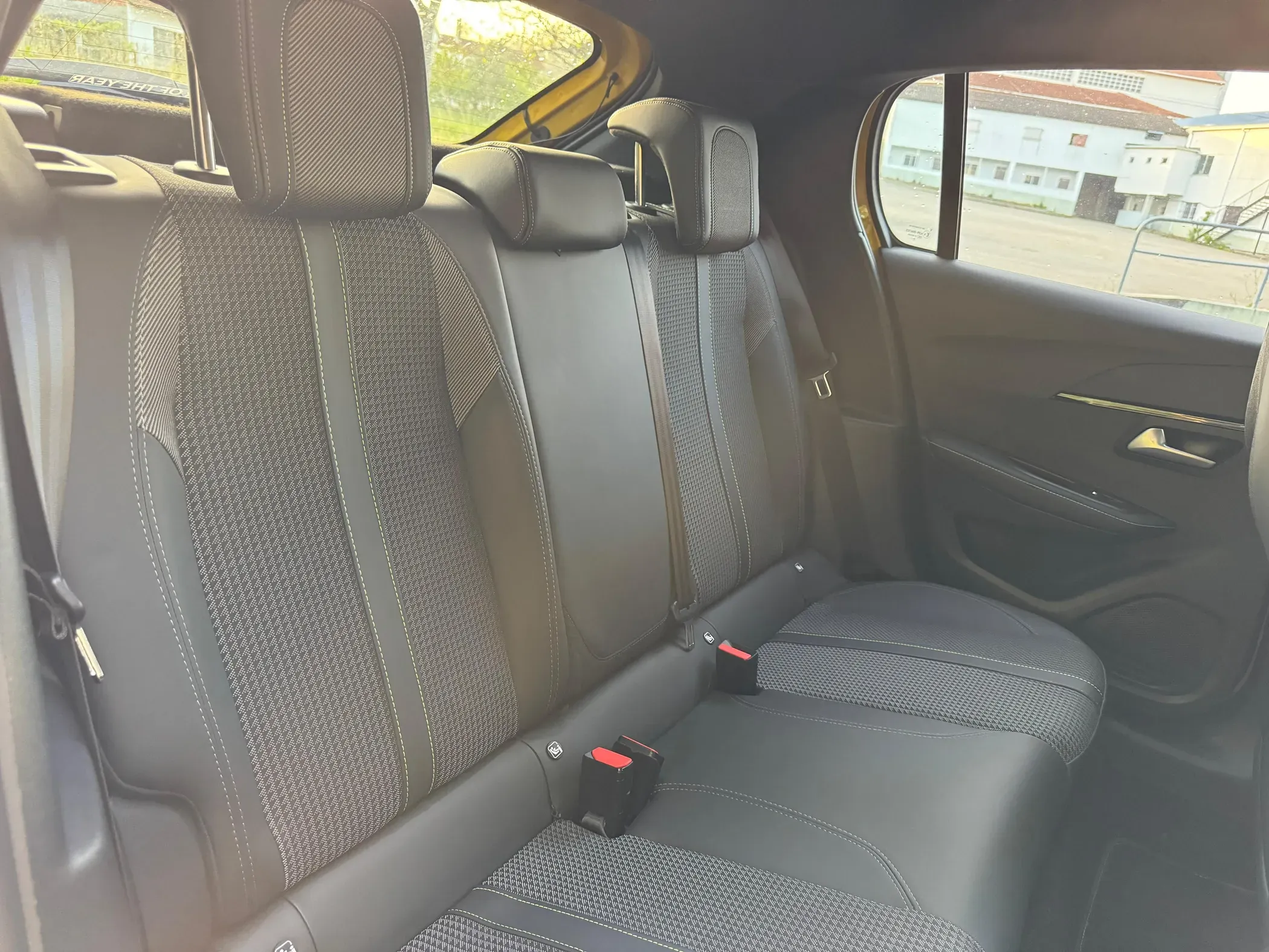 
								Peugeot e-208 full									