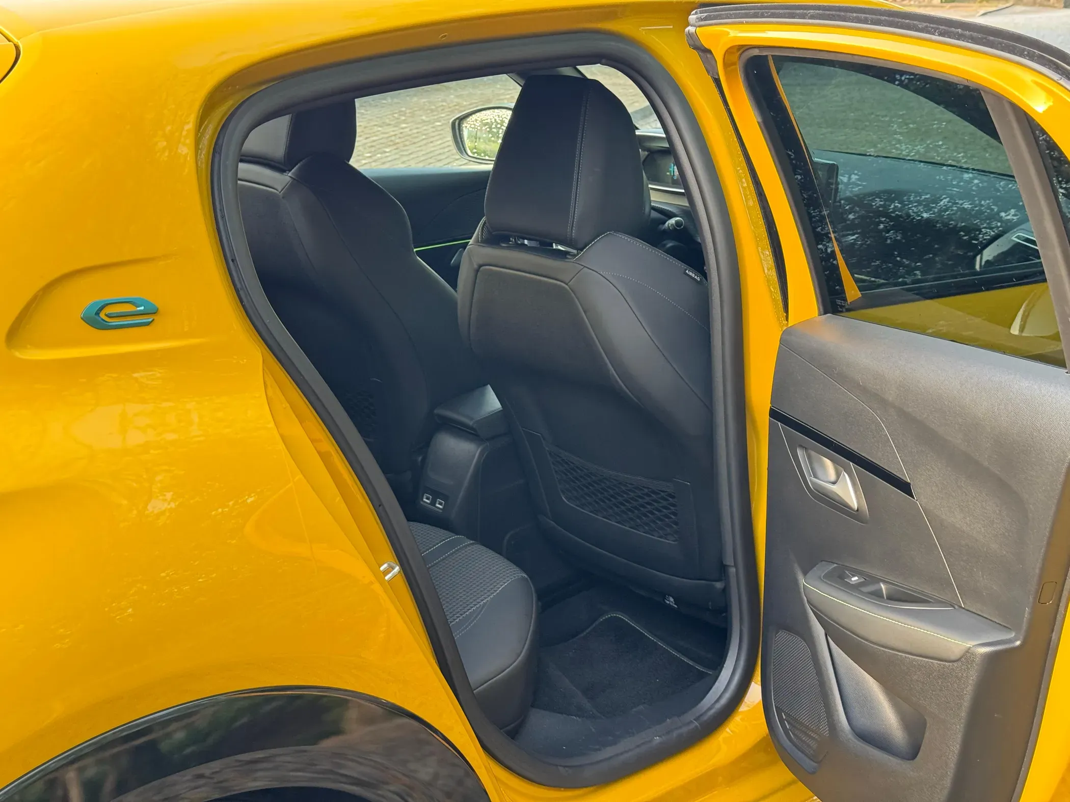 
								Peugeot e-208 full									