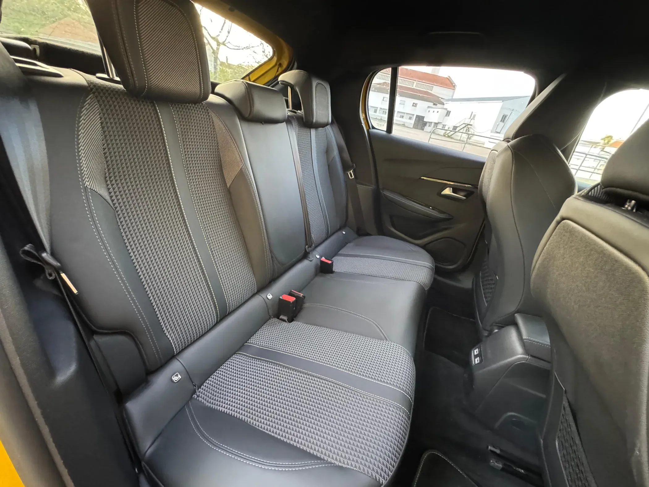 
								Peugeot e-208 full									