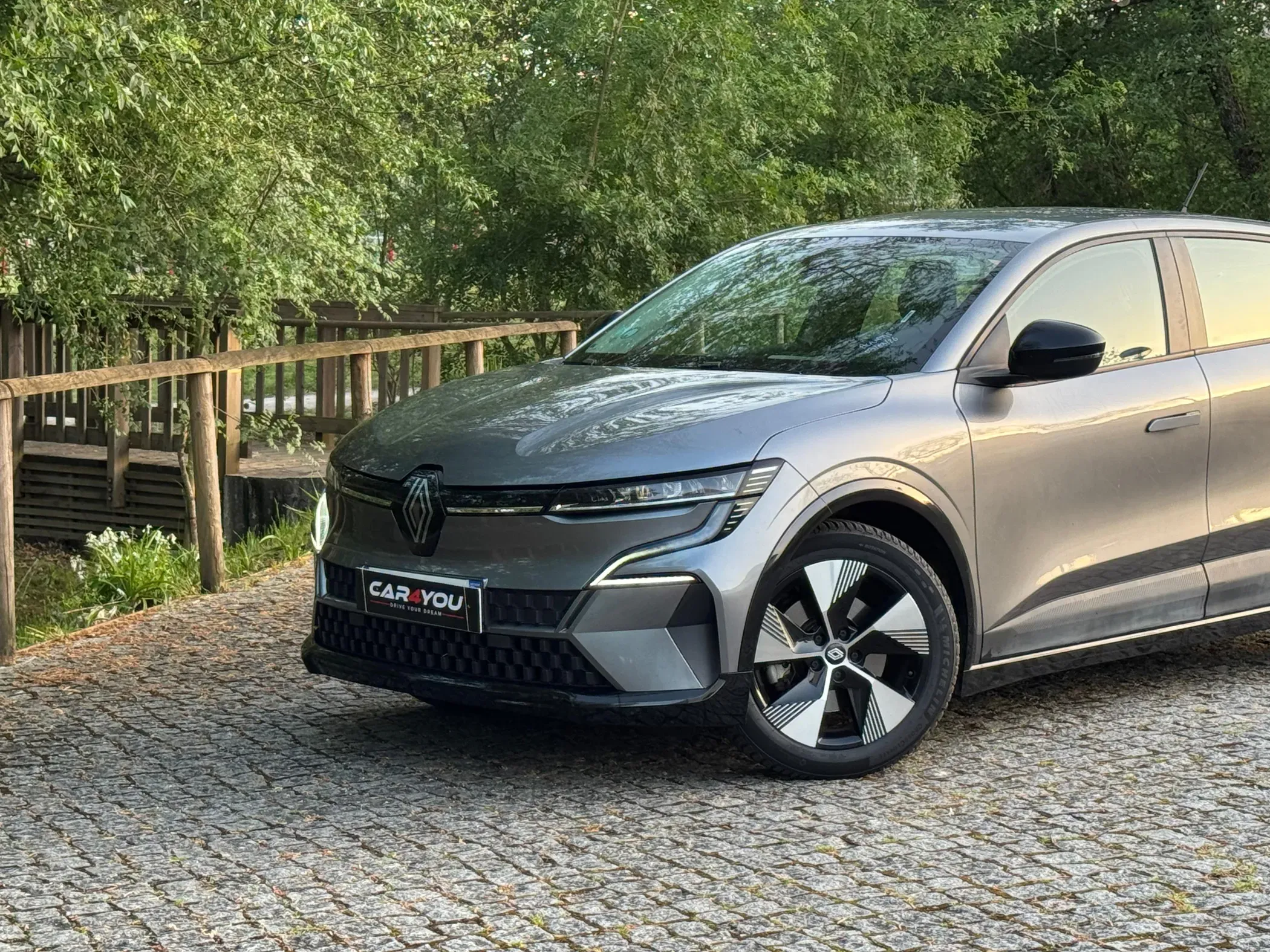 
								Renault Mégane E-Tech full									