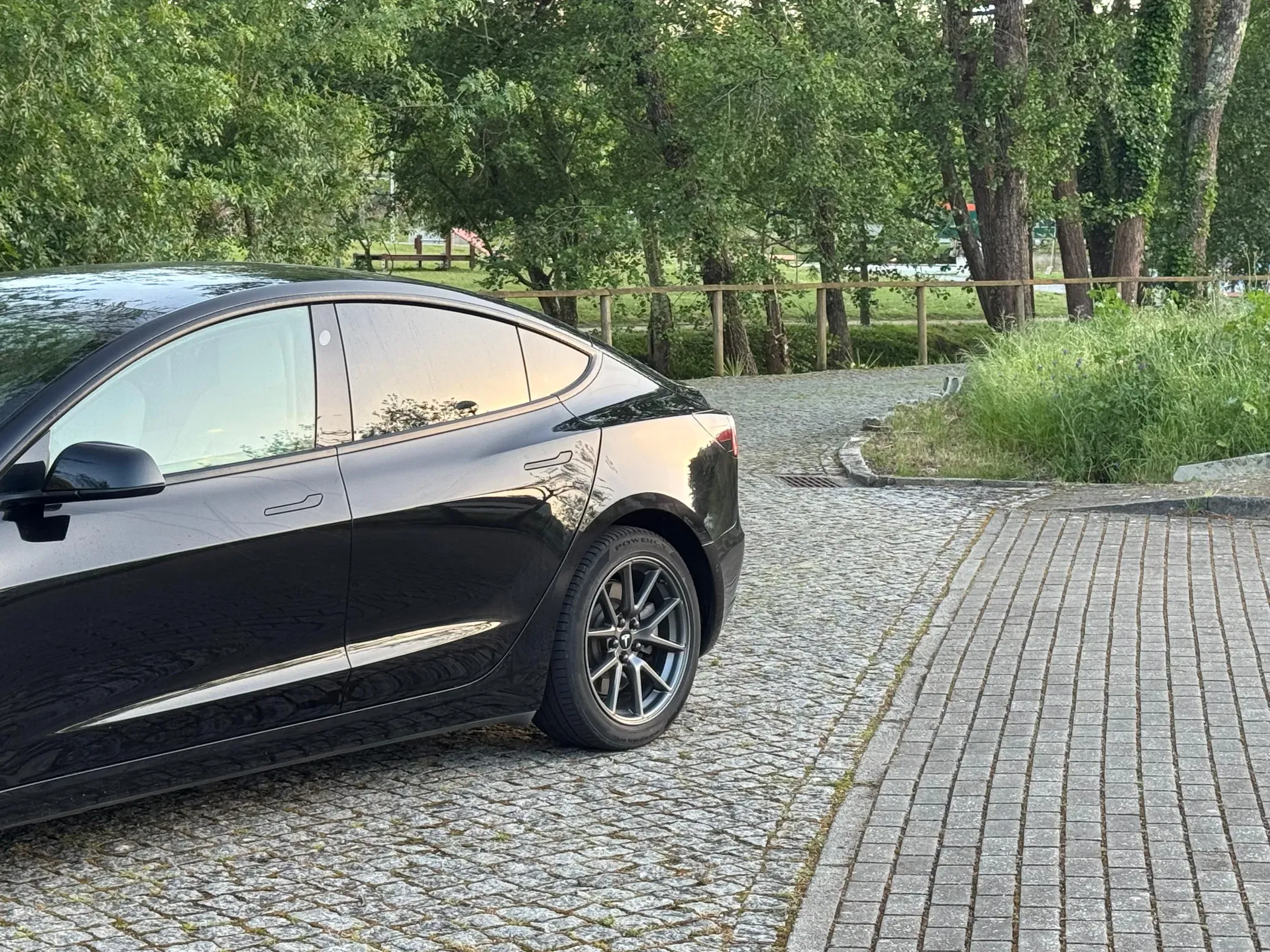 
								Tesla Model 3 full									